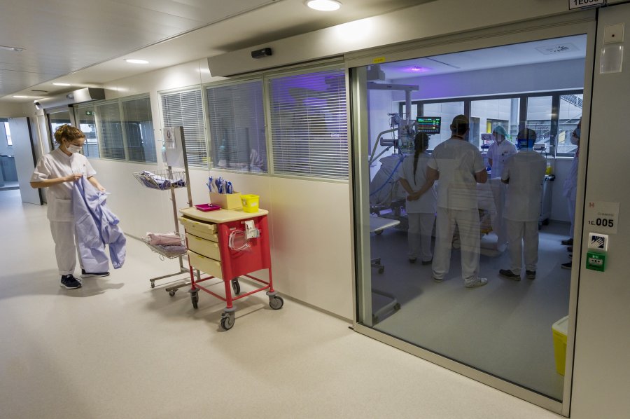 A picture taken on March 19, 2021, in Epinal, northeastern France shows nurses holding a meeting at the resuscitation unit of the new Emile-Durkheim hospital. (Photo by JEAN-CHRISTOPHE VERHAEGEN / AFP) (Photo by JEAN-CHRISTOPHE VERHAEGEN/AFP via Getty Images)