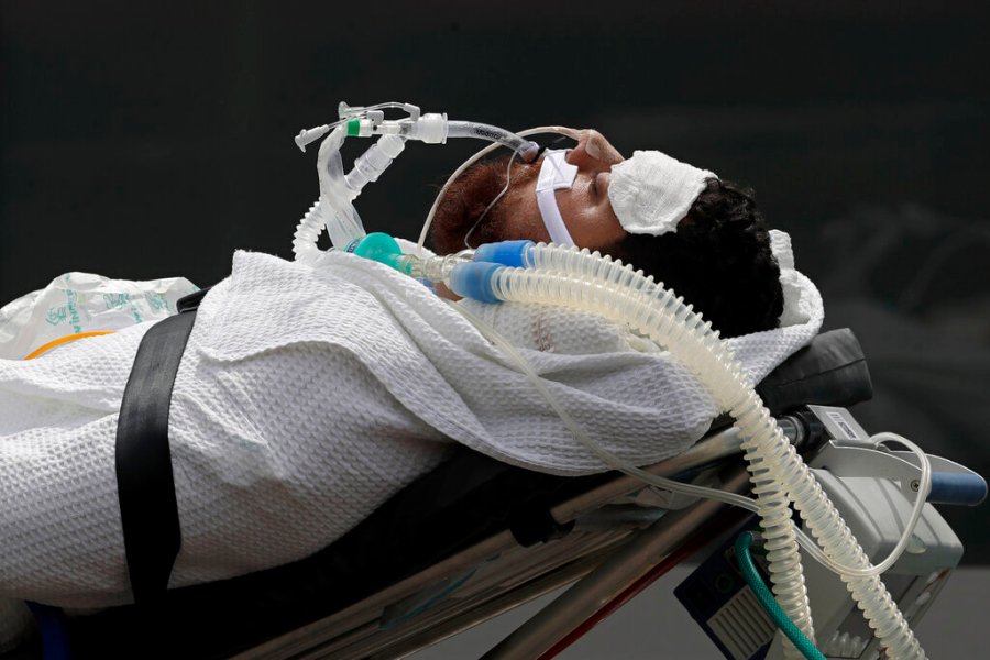 A 43-year-old patient suspected of having COVID-19 is transferred from an ambulance into the HRAN public hospital in Brasilia, Brazil, Wednesday, April 14, 2021. (AP Photo/Eraldo Peres)