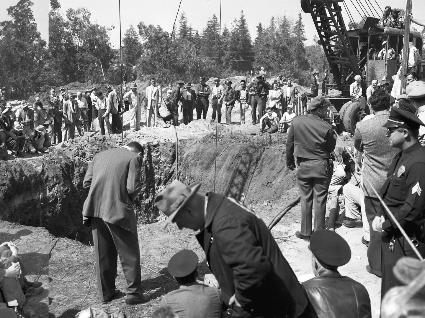 Emergency crew members dig into the earth as 3-year-old Kathy Fiscus remains trapped 90 feet below in an abandoned well in San Marino, April 1949. (Los Angeles Times)