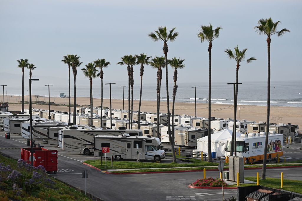 RV campers in a beachside parking lot being used as an isolation zone for people with COVID-19, on March 31, 2020, at Dockweiler State Beach in Los Angeles, California. (ROBYN BECK/AFP via Getty Images)