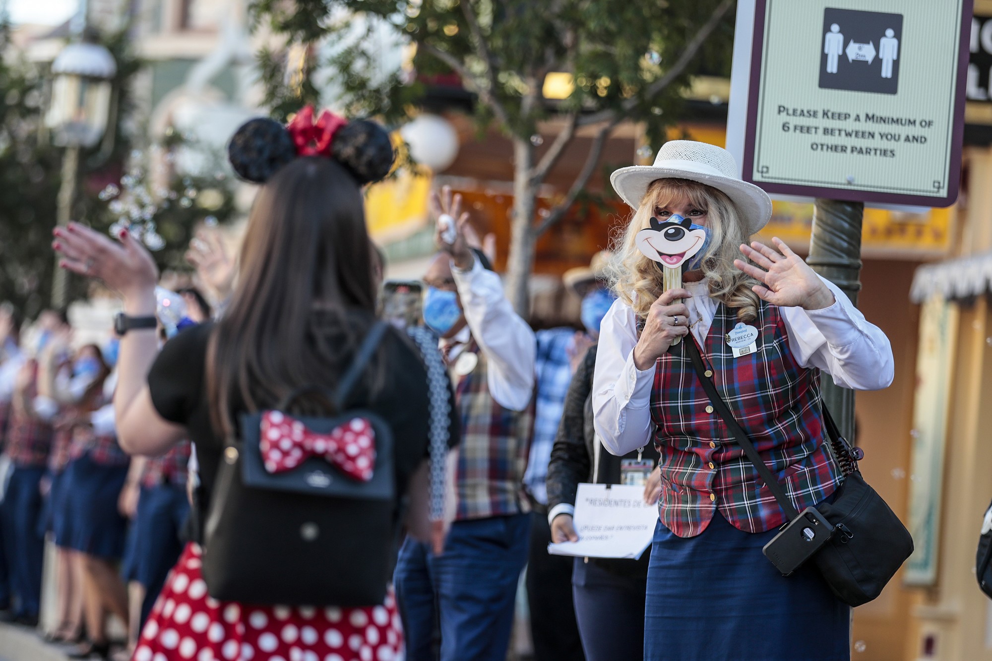 The first park visitors are greeted inside Disneyland as the theme park reopens for the first time in more than a year.(Robert Gauthier / Los Angeles Times)