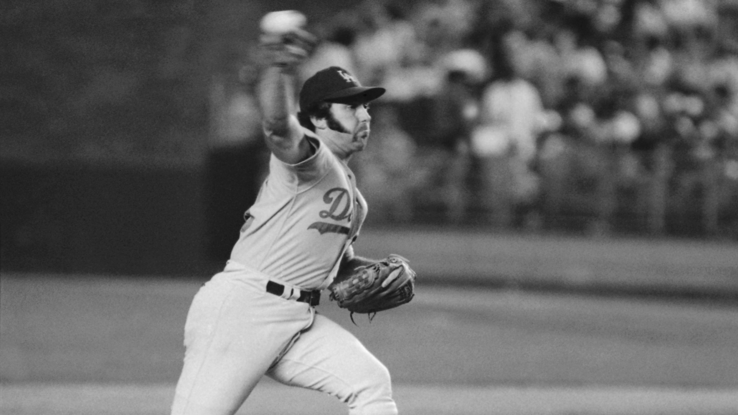 Los Angeles Dodgers pitcher Mike Marshall throws to a New York Mets batter during a baseball game in New York in August 1974. (Richard Drew / Associated Press)