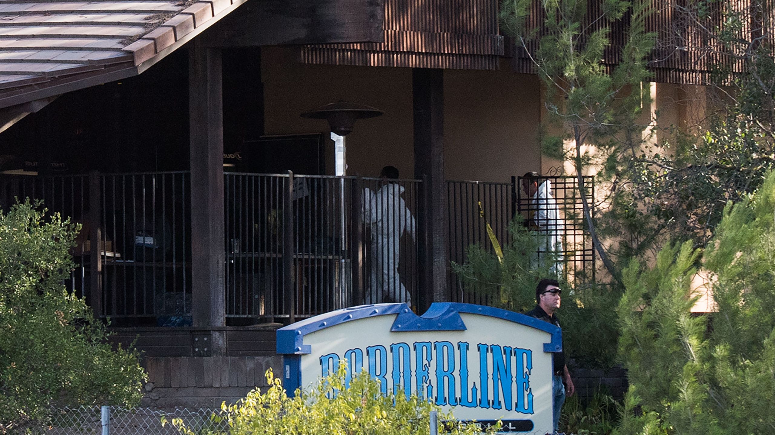 Investigators work at the scene of a mass shooting at the Borderline Bar & Grill in Thousand Oaks on Nov. 8, 2018. (ROBYN BECK/AFP via Getty Images)