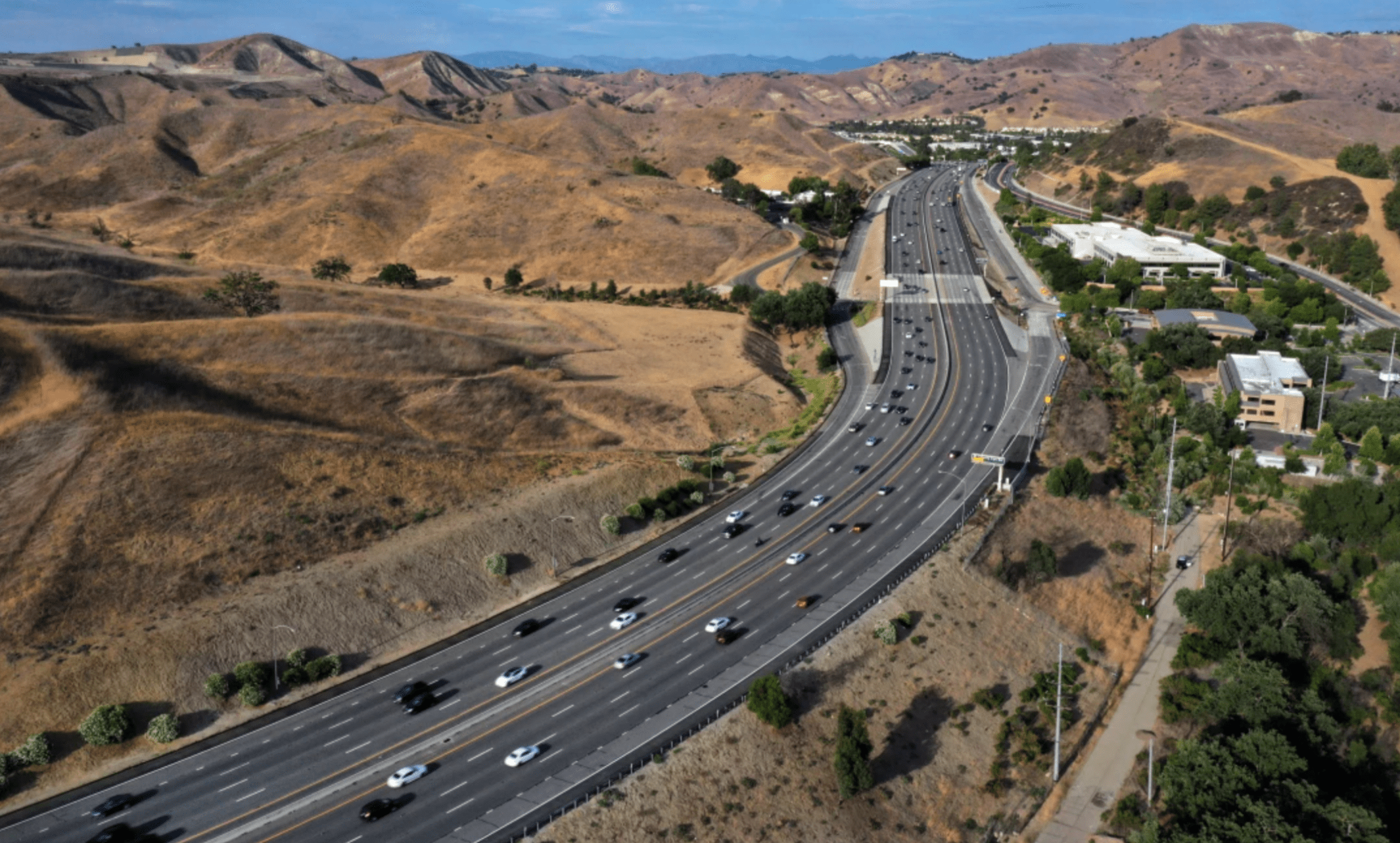 The 101 Freeway confines larger animals on either side of it, preventing gene flow among them and thus endangering some species.(Carolyn Cole/Los Angeles Times)