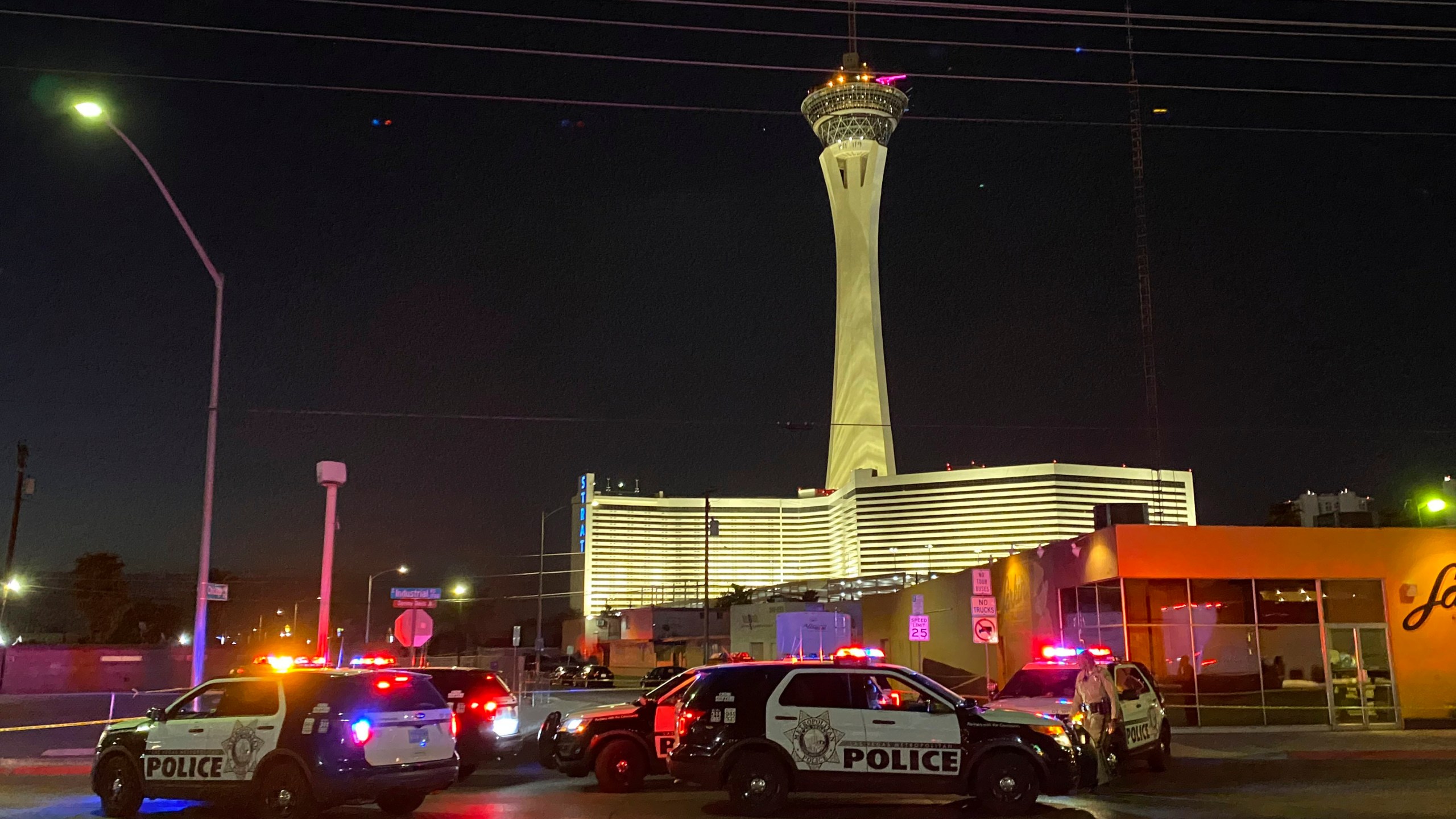 Las Vegas police investigate a shooting on Chicago Avenue in Las Vegas, Tuesday, Aug. 10, 2021. The shooting, apparently involving a landlord-tenant dispute, left two renters dead, one critically wounded with nine gunshot wounds and their landlord in custody as the suspect, Las Vegas police said Tuesday. (Glenn Puit/Las Vegas Review-Journal via AP)