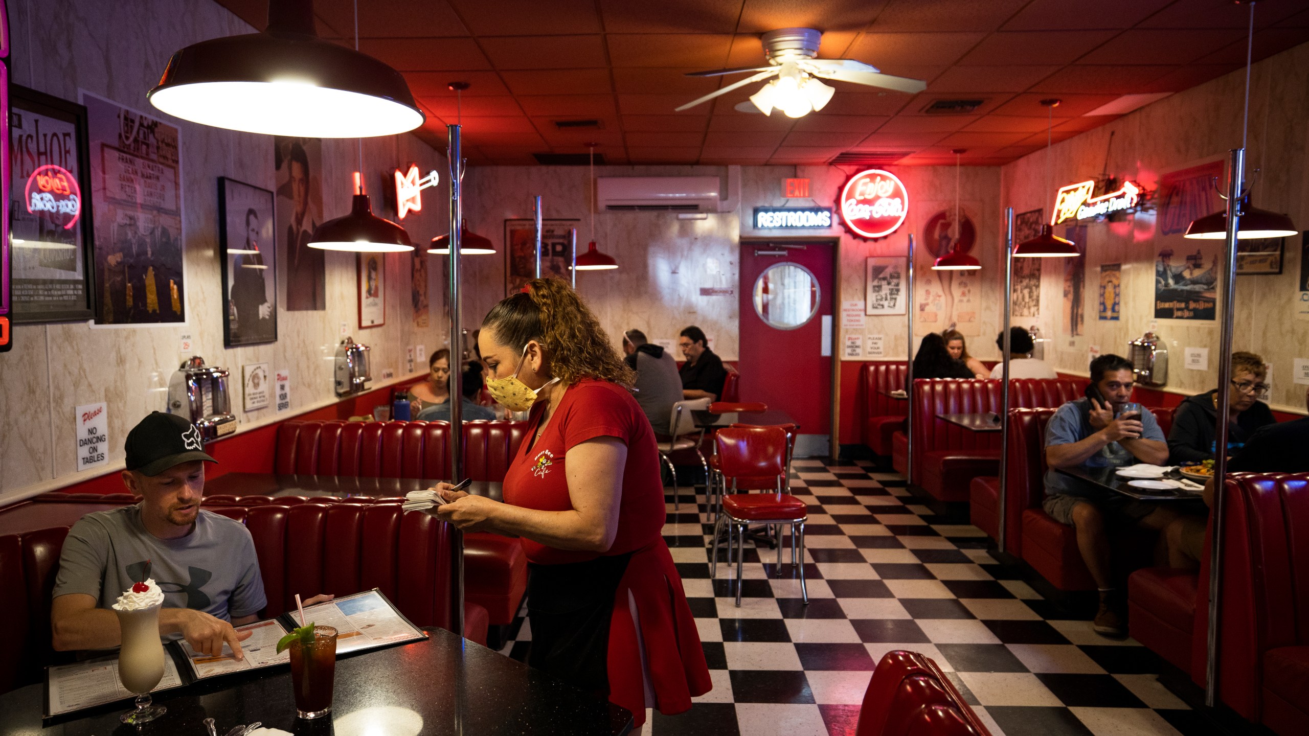 People eat at the Busy Bee Diner on May 24, 2020 in Ventura, California. (Brent Stirton/Getty Images)