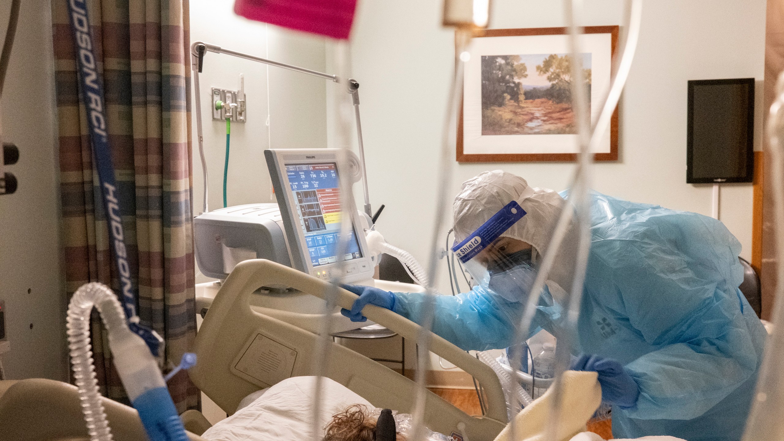 A medical staff member talks to a patient in the COVID-19 intensive care unit on New Year's Eve at the United Memorial Medical Center on Dec. 31, 2020 in Houston, Texas. (Go Nakamura/Getty Images)