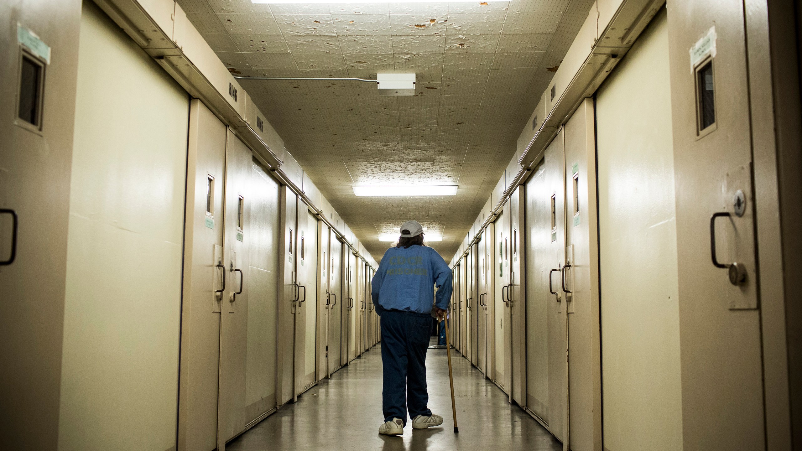 Frank Fuller, age 66, walks back to his prison cell after taking medication at California Men's Colony prison on Dec. 19, 2013, in San Luis Obispo, California. (Andrew Burton/Getty Images)