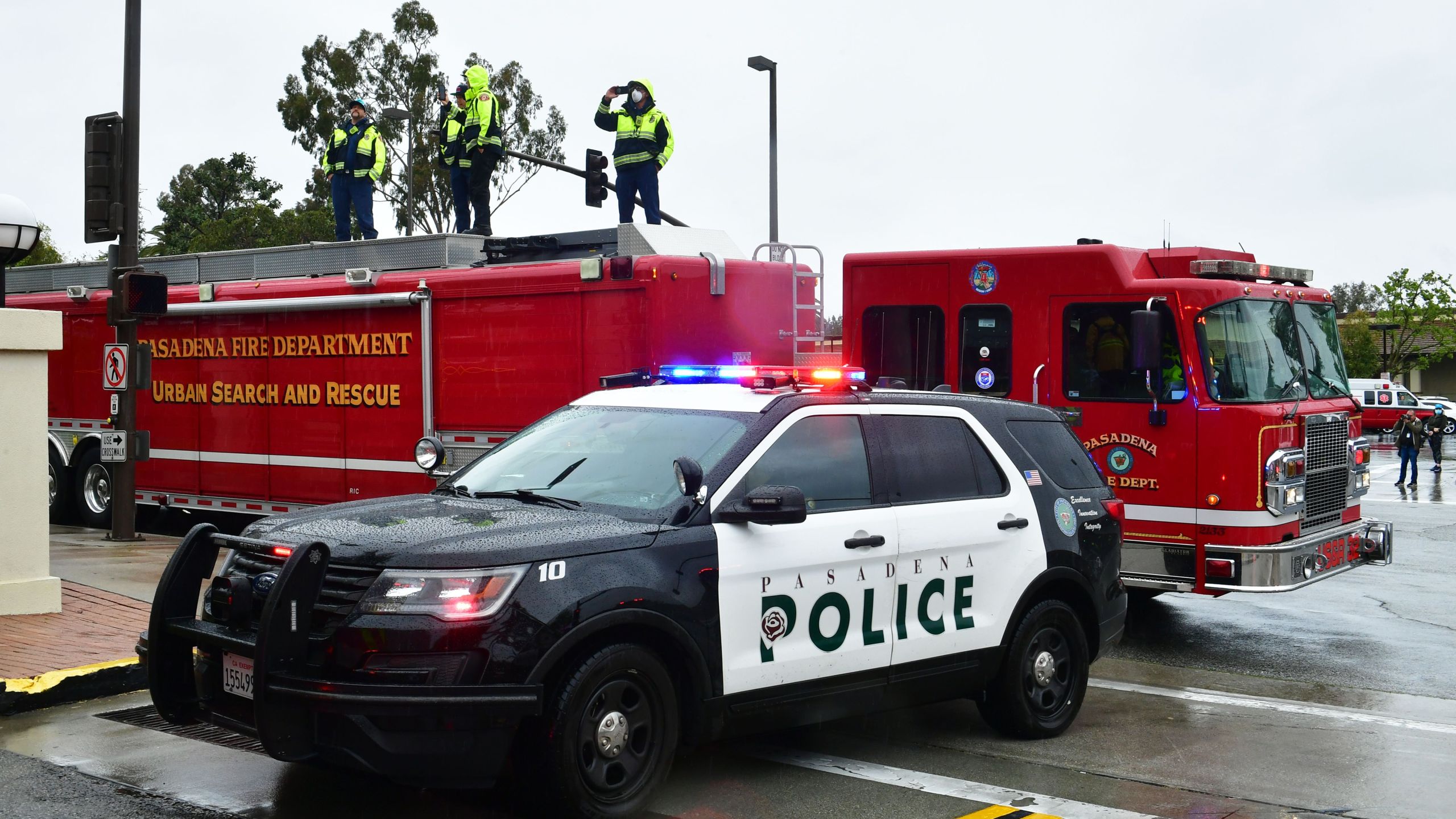 Pasadena police and fire department personnel flash emergency lights and blast their sirens in front of Huntington Hospital in Pasadena on April 9, 2020. (Frederic J. Brown / AFP via Getty Images)