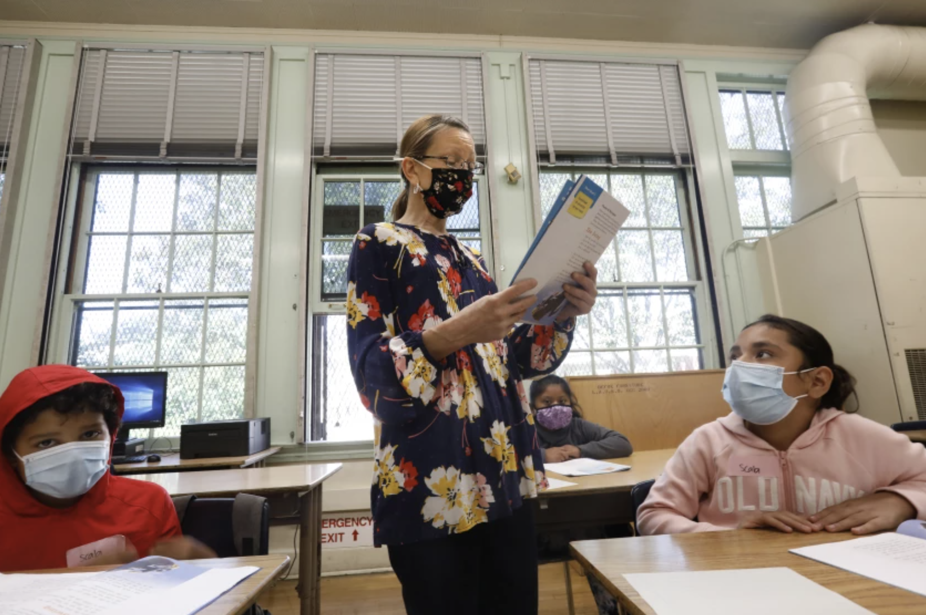 Dorene Scala teaches third grade during summer school at Hooper Avenue School in South L.A. (Carolyn Cole / Los Angeles Times)