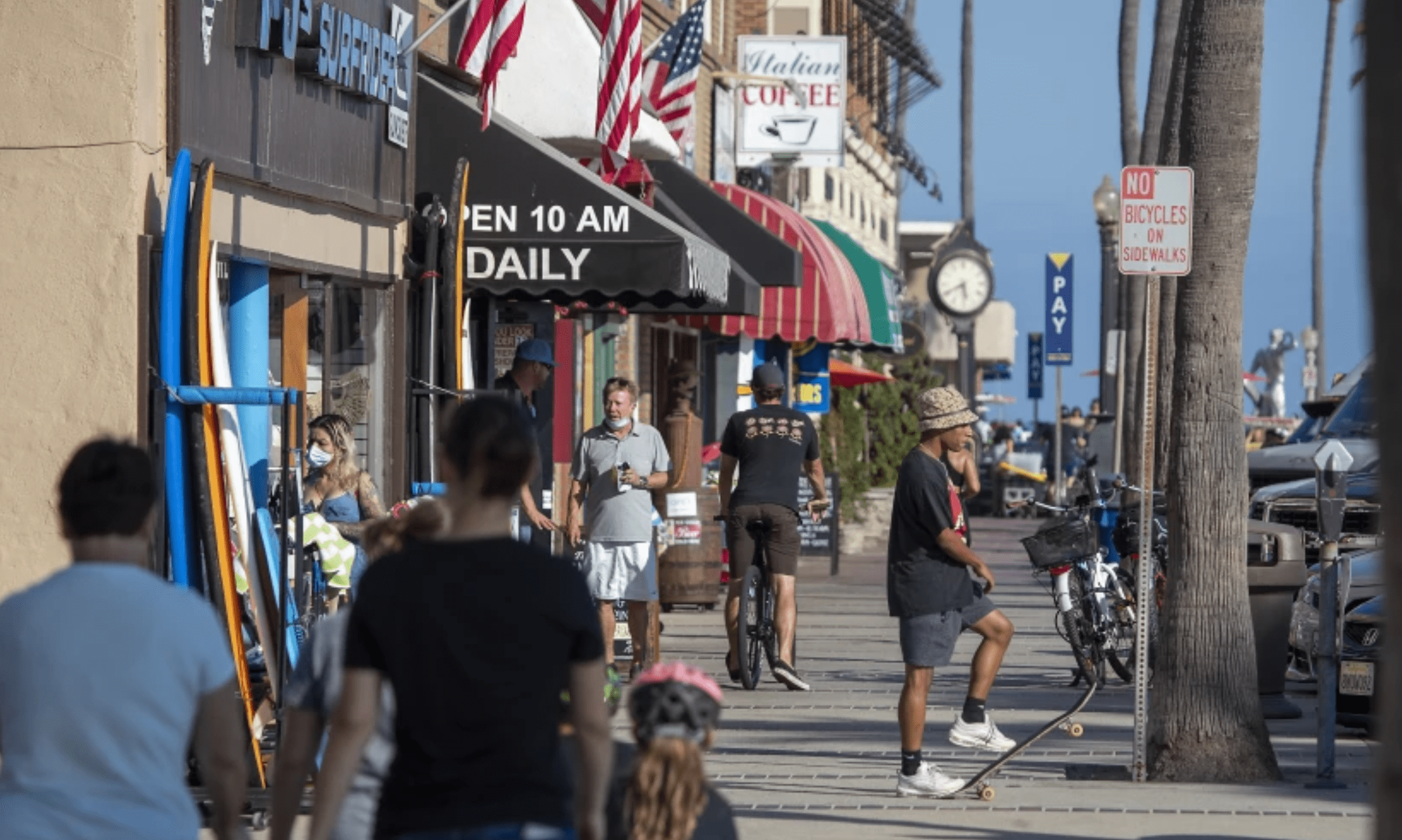 West Oceanfront in Newport Beach draws window shoppers and skaters in July 2020.(Allen J. Schaben / Los Angeles Times)