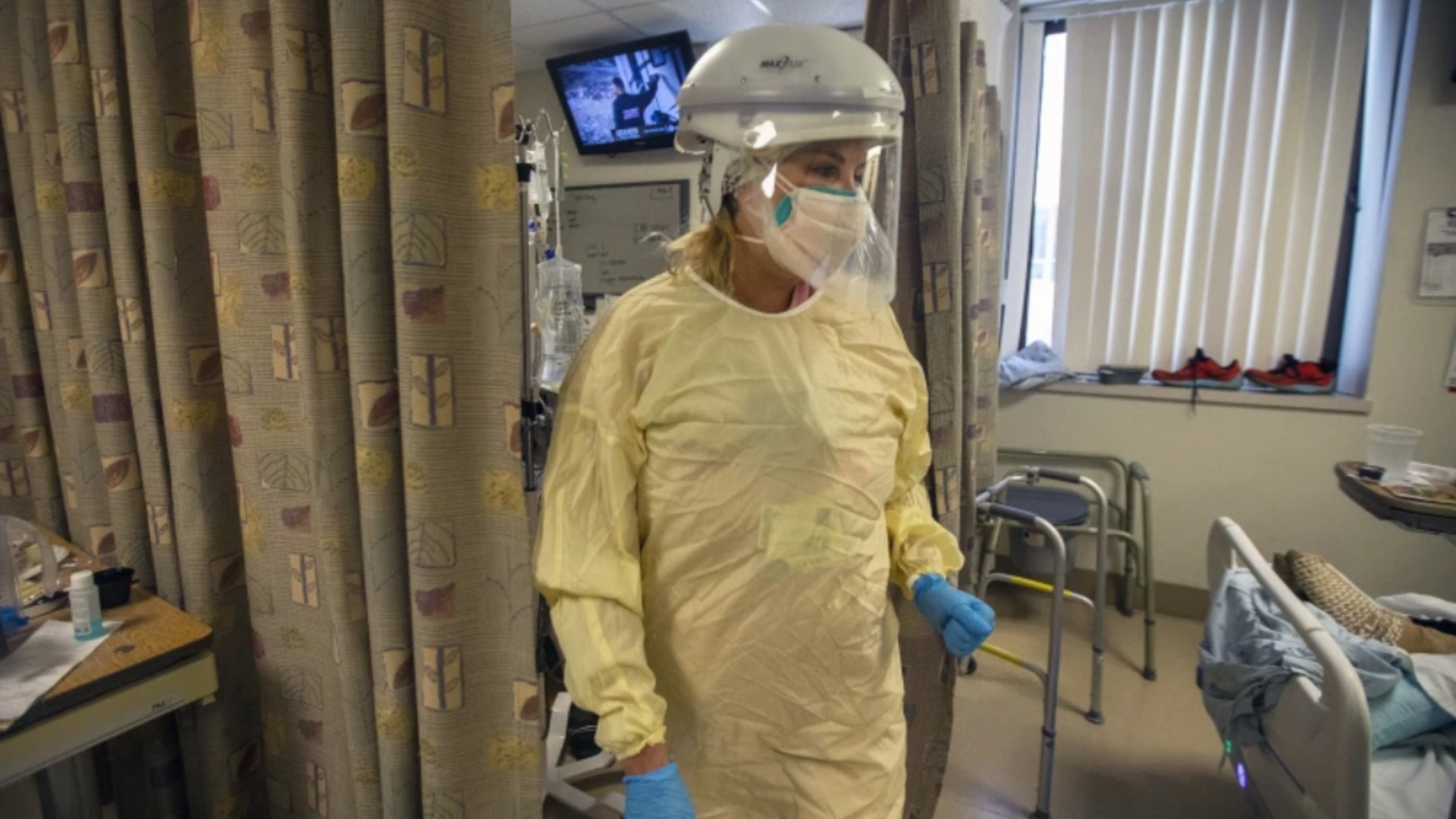 Reginstered nurse Courtney Herron works in the COVID-19 unit inside Little Company of Mary Medical Center in Torrance on July 30.(Francine Orr / Los Angeles Times)