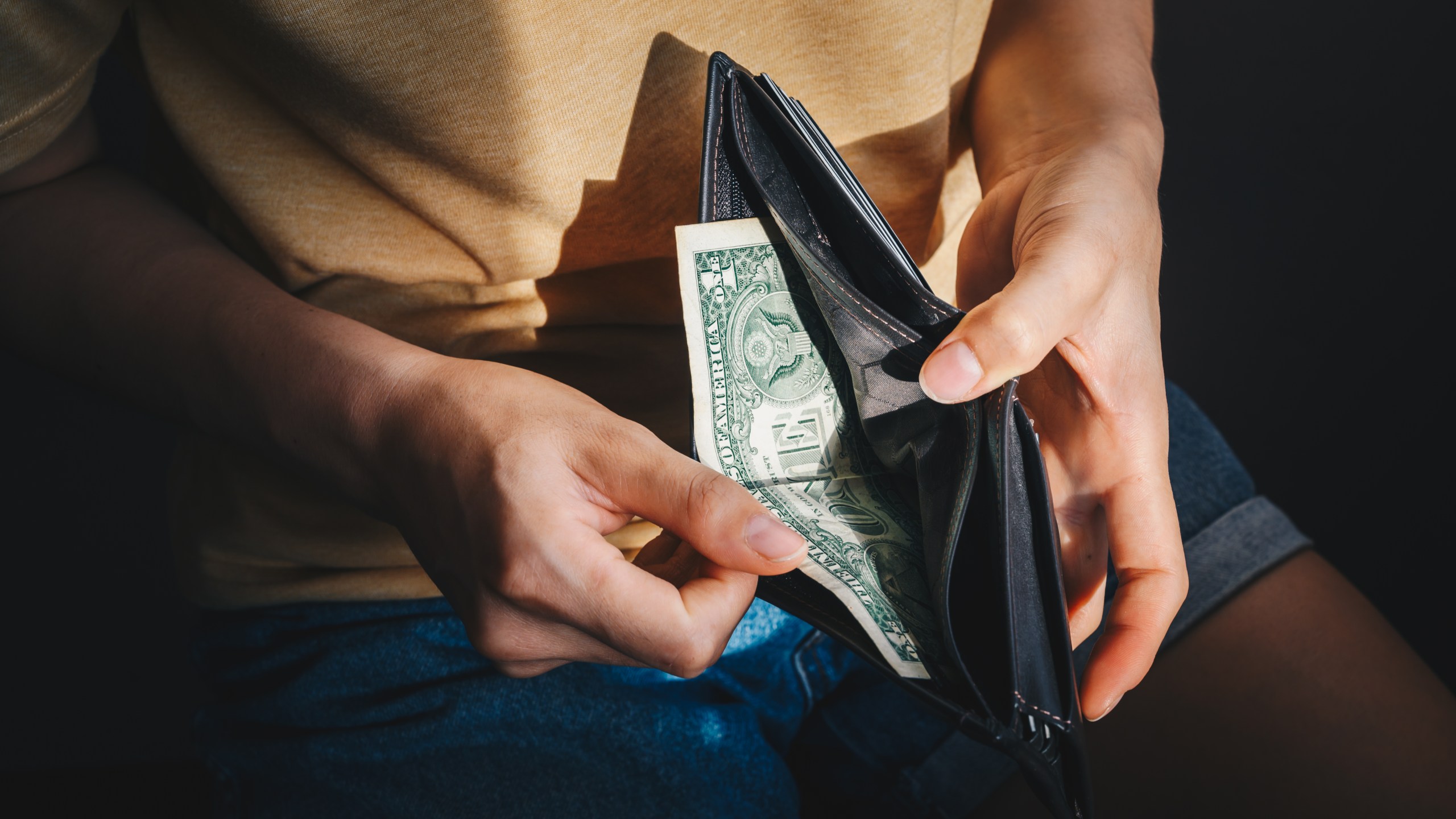 File photo of person looking in wallet. (Getty Images)