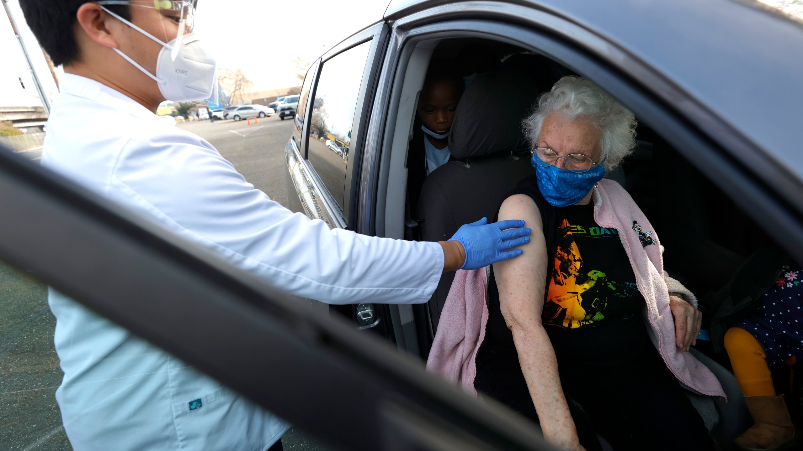 A pharmacist prepares to administer a COVID-19 vaccination during a drive-thru vaccination clinic at the Sonoma County Fairgrounds on Jan. 13, 2021 in Santa Rosa. (Justin Sullivan/Getty Images)