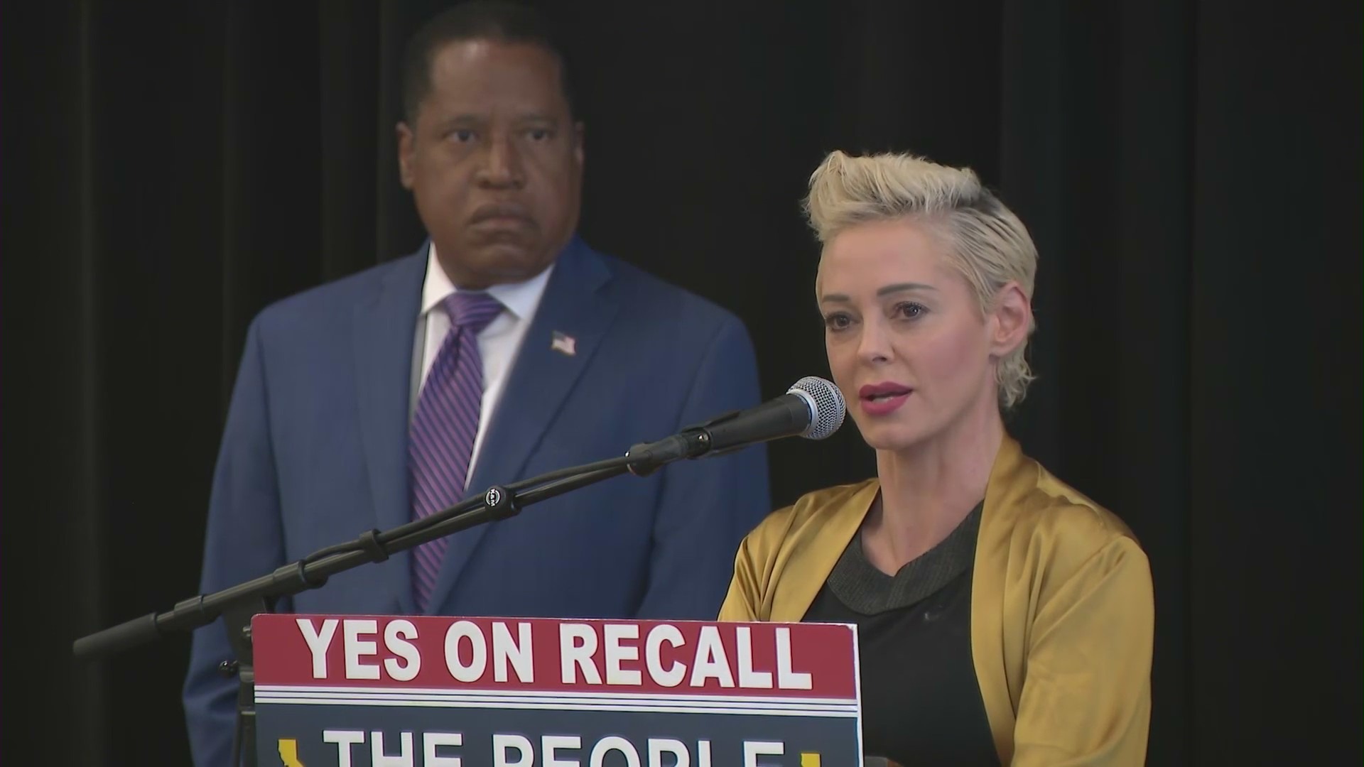 Rose McGowan campaigned for Republican recall candidate Larry Elder on Sept. 12, 2021. (KTLA)