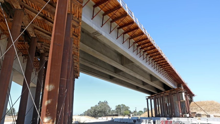 A 700-foot-long bridge in Madera under construction for the California bullet train.(Gary Coronado / Los Angeles Times)