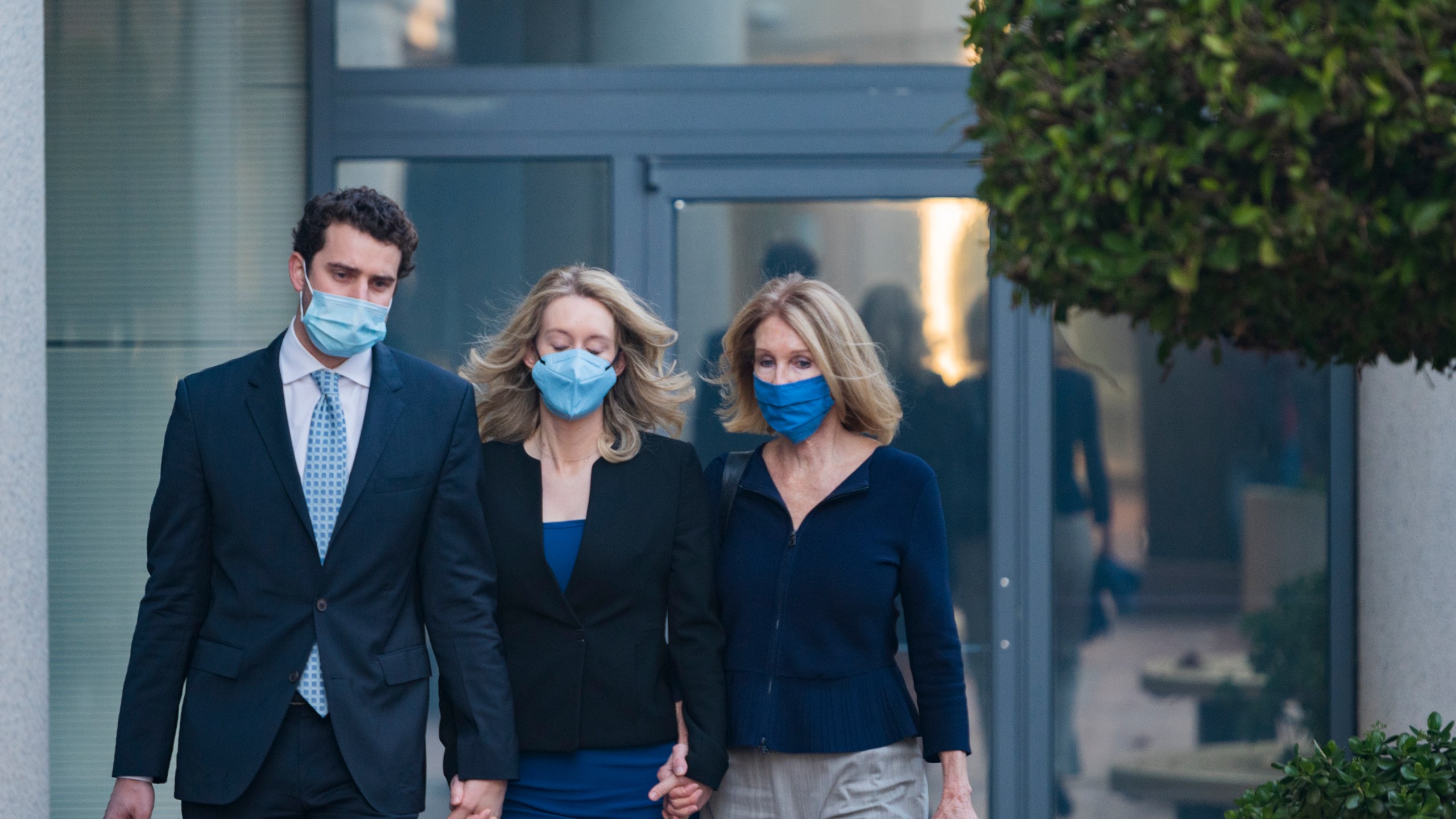 Elizabeth Holmes, center, walks into federal court in San Jose on Nov. 22, 2021. (Nic Coury/Associated Press)