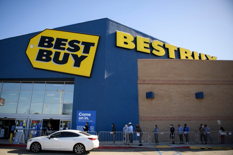 Customers wait in line to shop inside a Best Buy Co. retail store on Black Friday in Hawthorne, on Nov. 27, 2020. (PATRICK T. FALLON/AFP via Getty Images)