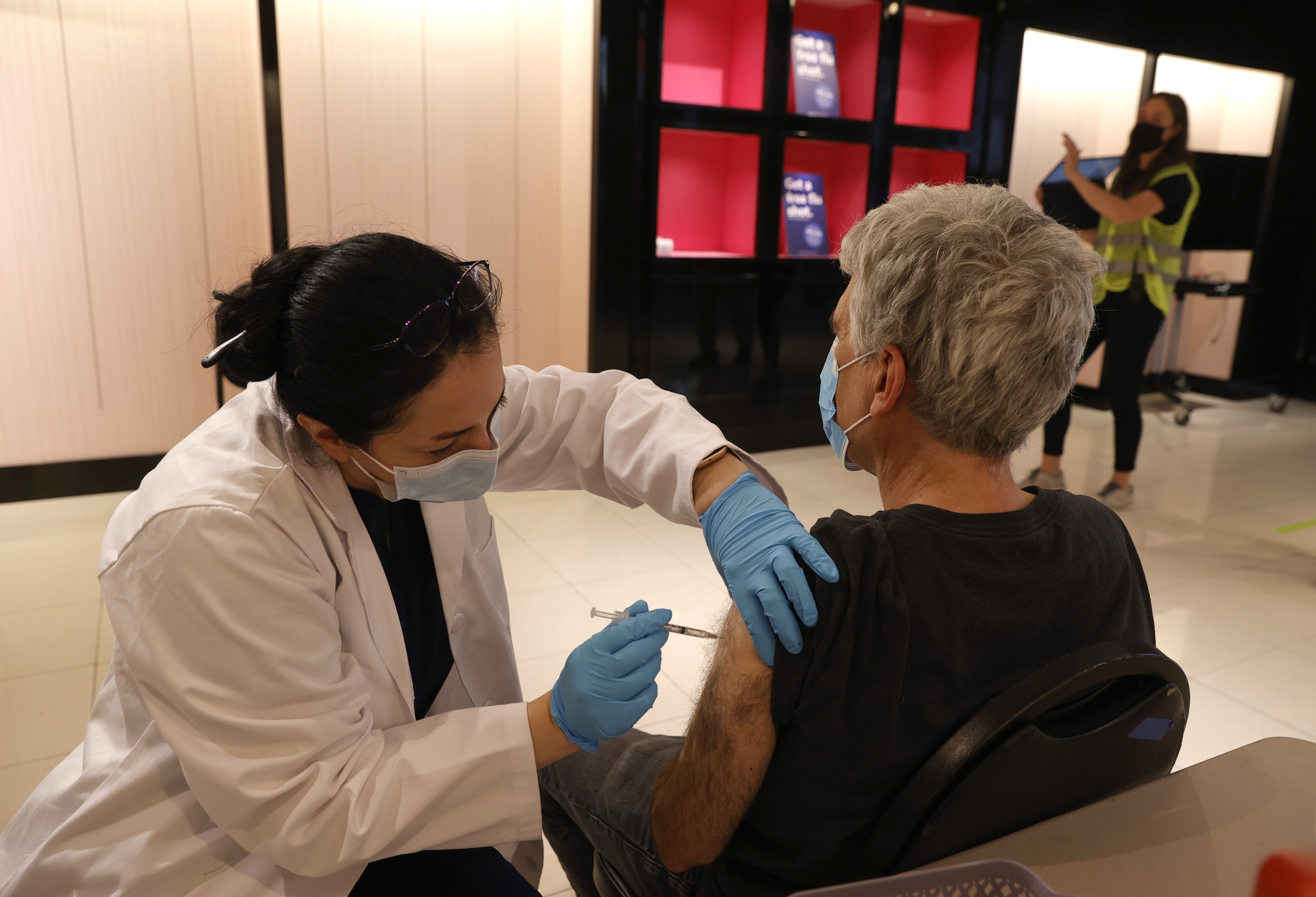 A pharmacist administers a Pfizer COVID-19 booster vaccination on Oct.1, 2021 in San Rafael, California. (Justin Sullivan/Getty Images)