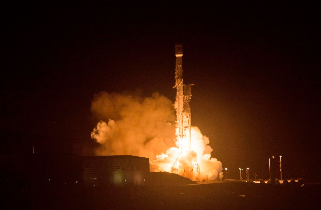 The SpaceX Falcon 9 rocket launches from Vandenberg Air Force Base in Lompoc on Dec. 22, 2017. (Credit: Robyn Beck / AFP / Getty Images)