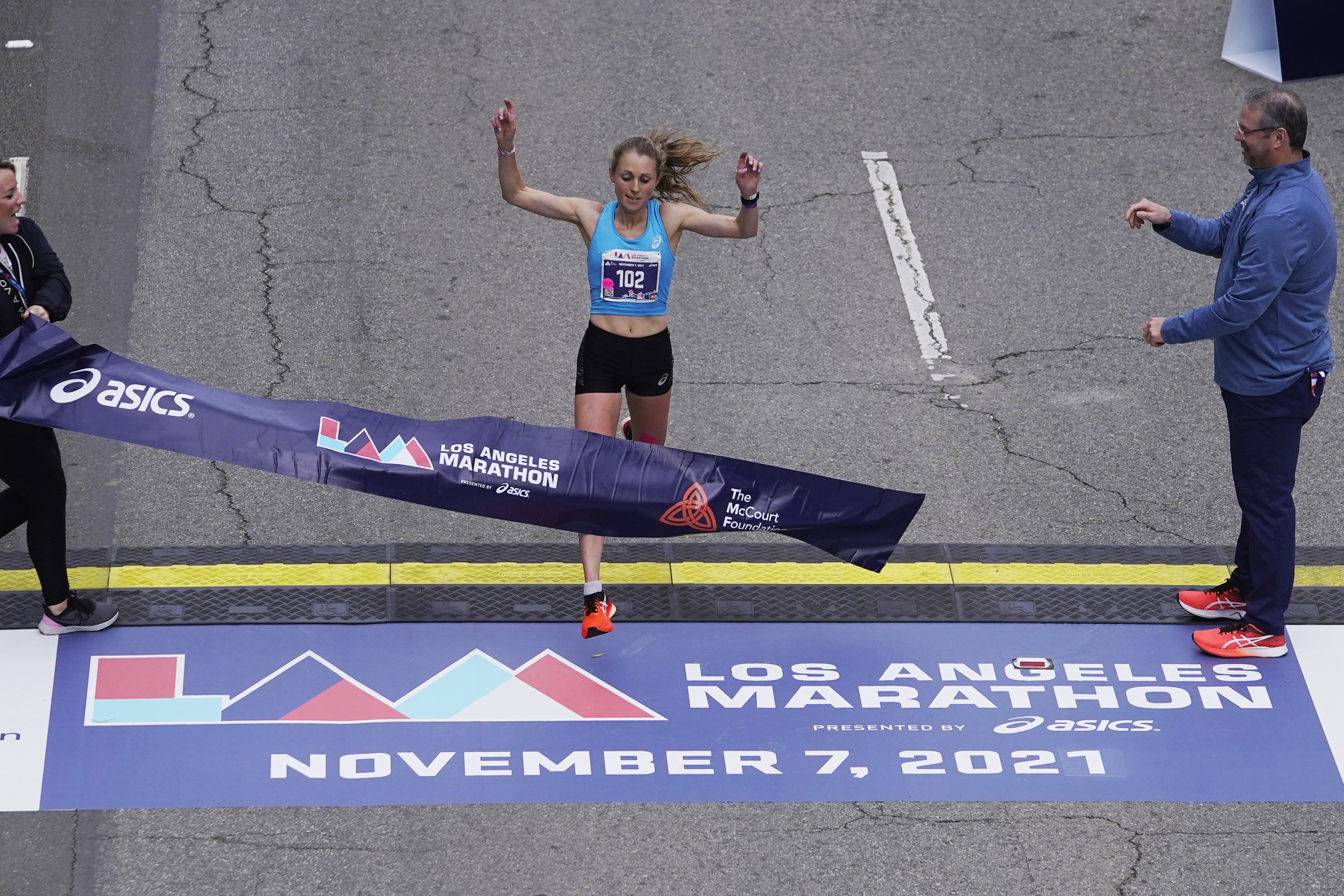 Los Marathon Elite runner Natasha Cockram, of Wales, wins the 36th Los Angeles Marathon women's race, Sunday, Nov. 7, 2021, in Los Angeles. (AP Photo/Damian Dovarganes)