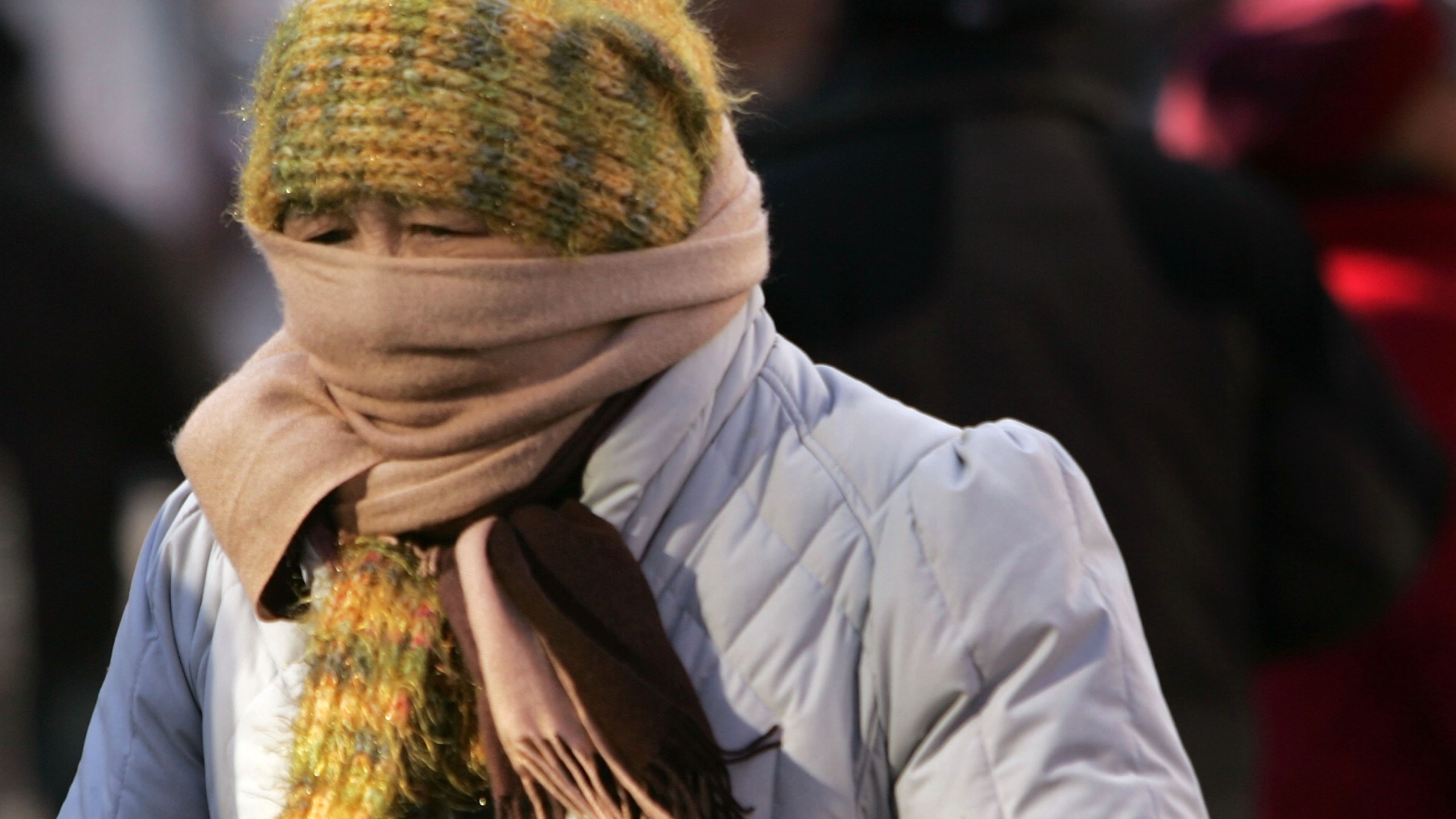 Antelope Valley residents are encouraged to bundle up like this woman did on Feb. 5, 2007 in New York City. The wind chill temperatures for Nov. 21, 2021, are expected to be below freezing. (Spencer Platt/Getty Images)