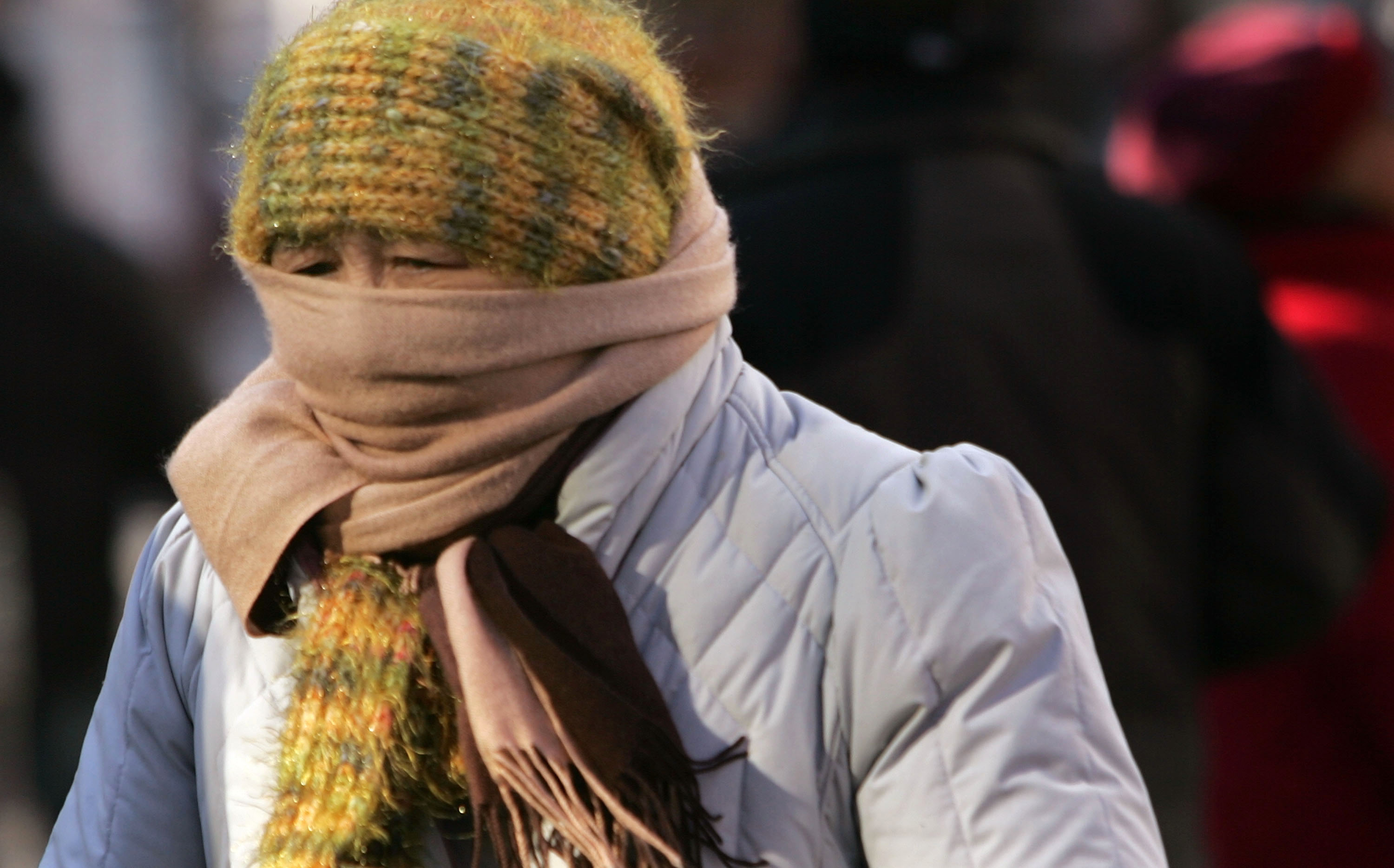 Antelope Valley residents are encouraged to bundle up like this woman did on Feb. 5, 2007 in New York City. The wind chill temperatures for Nov. 21, 2021, are expected to be below freezing. (Spencer Platt/Getty Images)