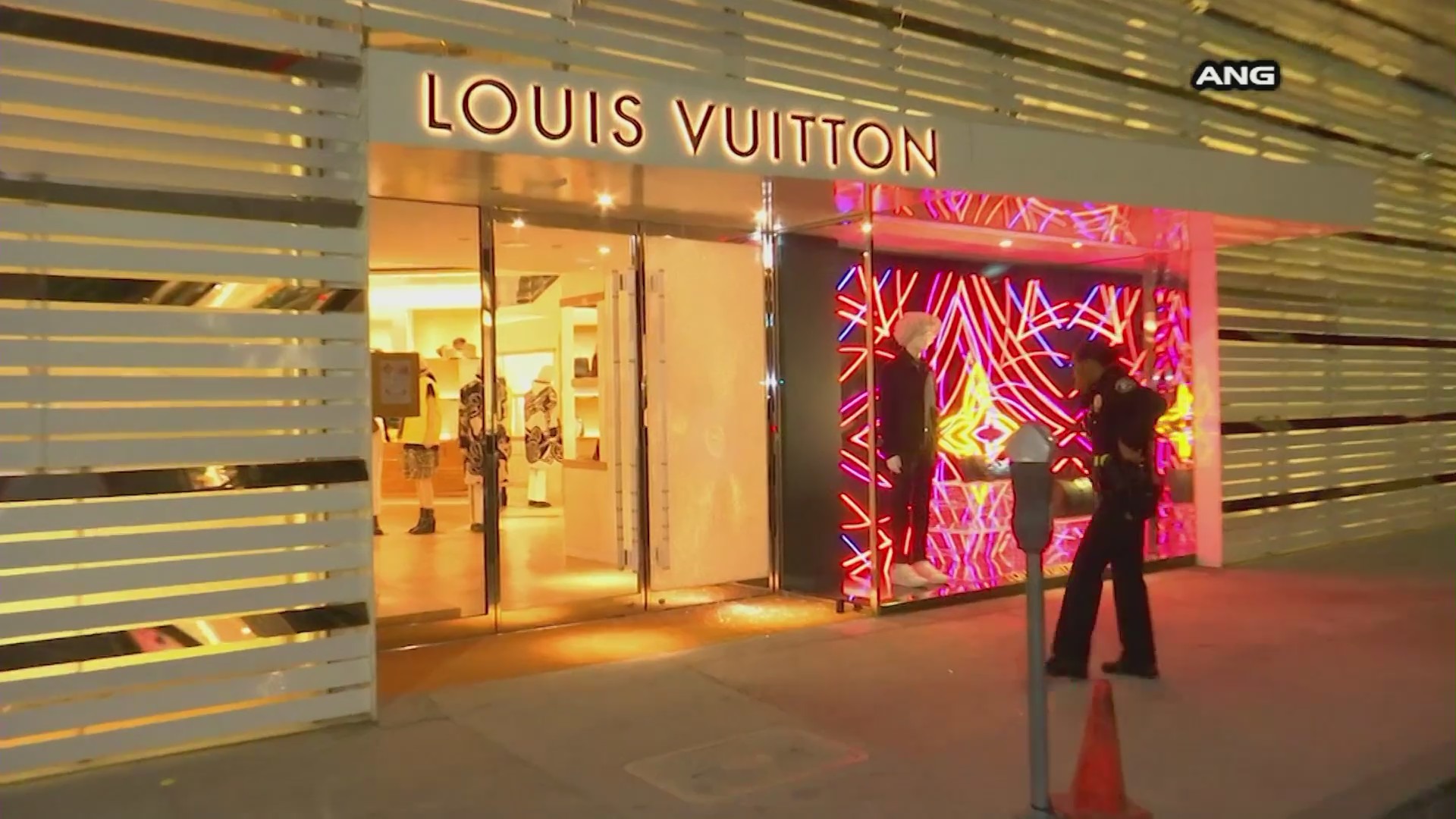 The the Louis Vuitton in Beverly Hills is seen after attempted burglaries on Nov. 21, 2021. (ANG)