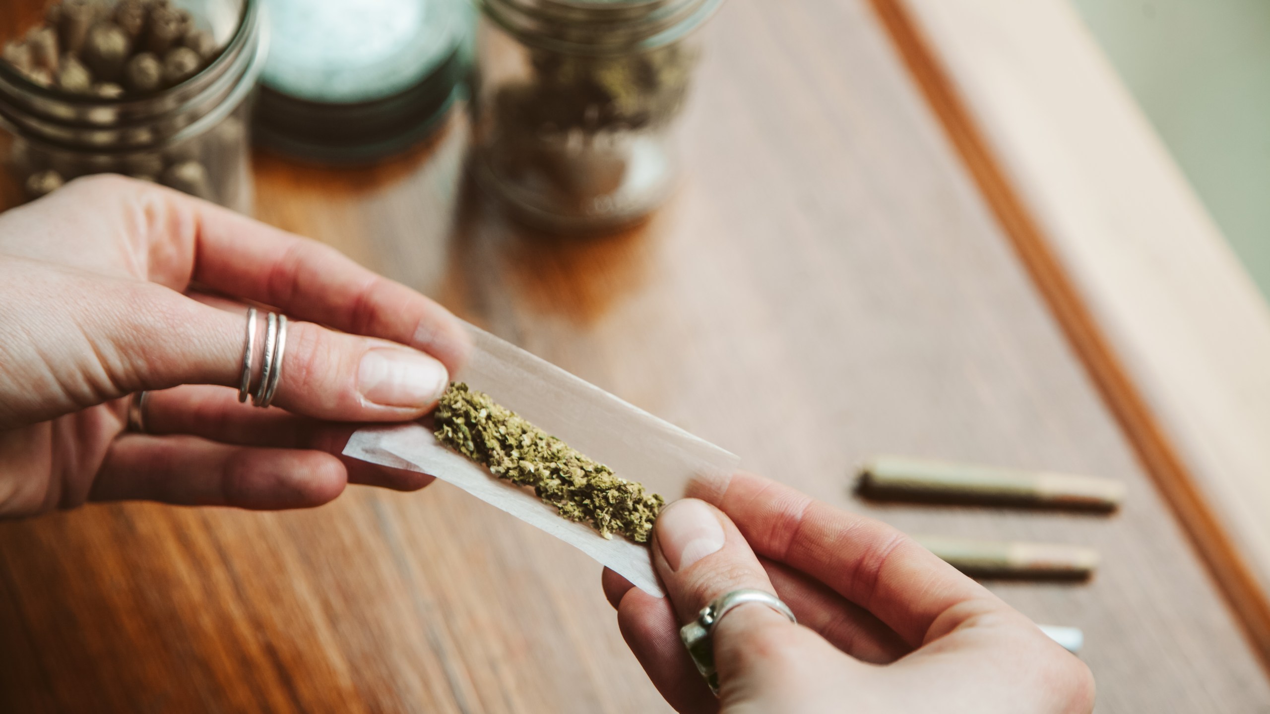 A budtender rolls a joint at cannabis dispensary in this undated file photo. (Getty Images)