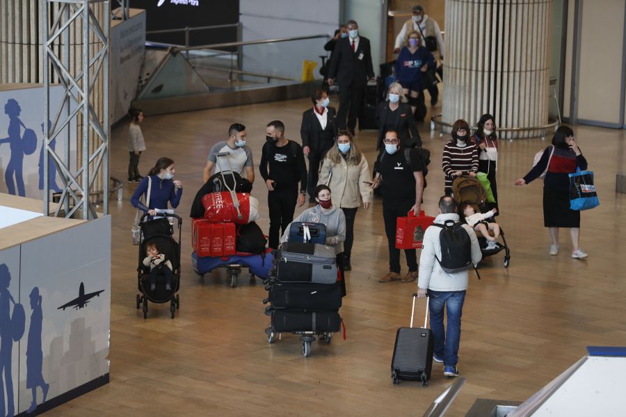 Passengers arrive to Israel's Ben Gurion Airport in Lod, east of Tel Aviv, on Nov. 28, 2021. (AHMAD GHARABLI/AFP via Getty Images)