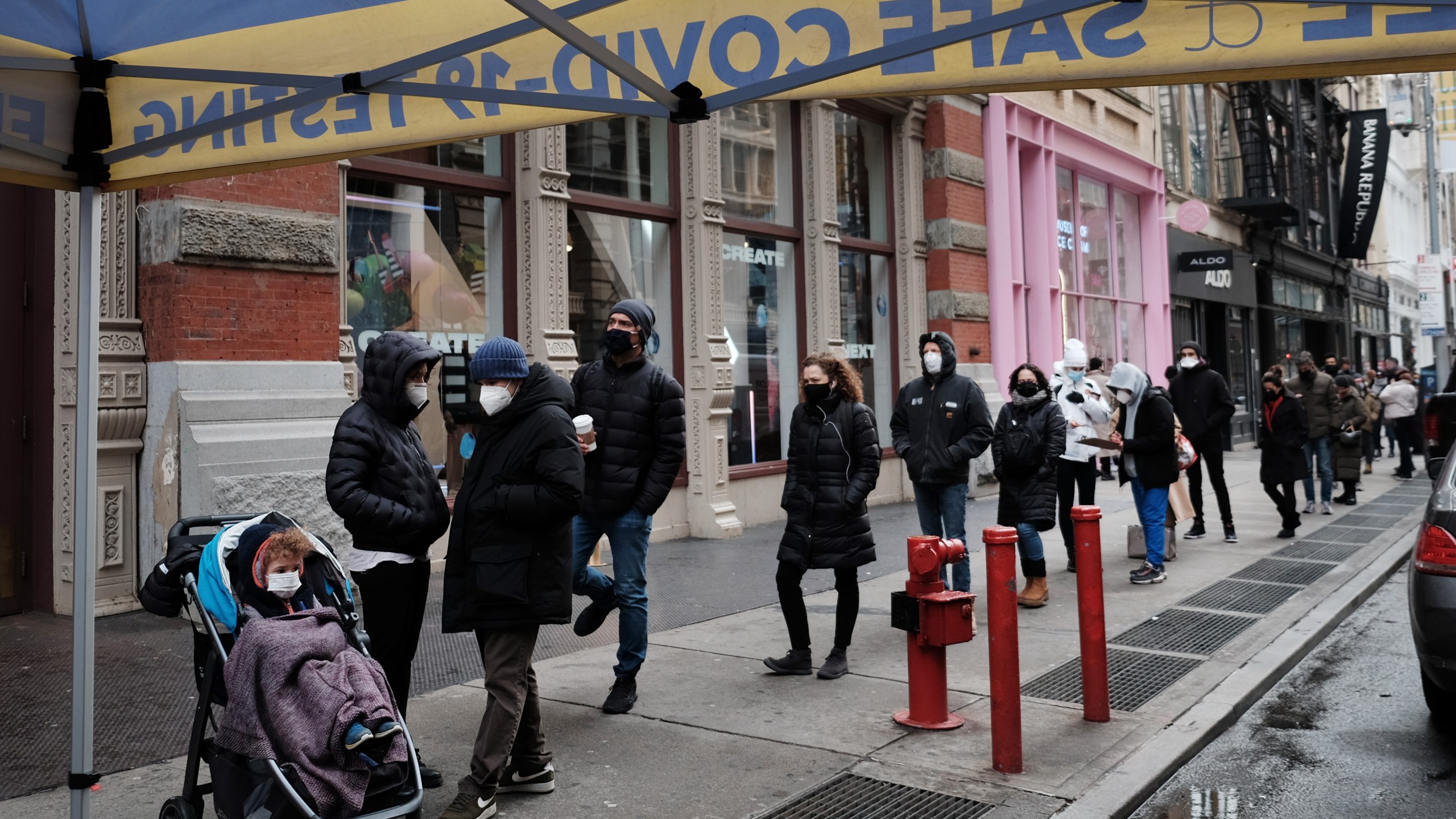 People wait in long lines in Manhattan to get tested for COVID-19 on Dec. 22, 2021 in New York City. (Spencer Platt/Getty Images)