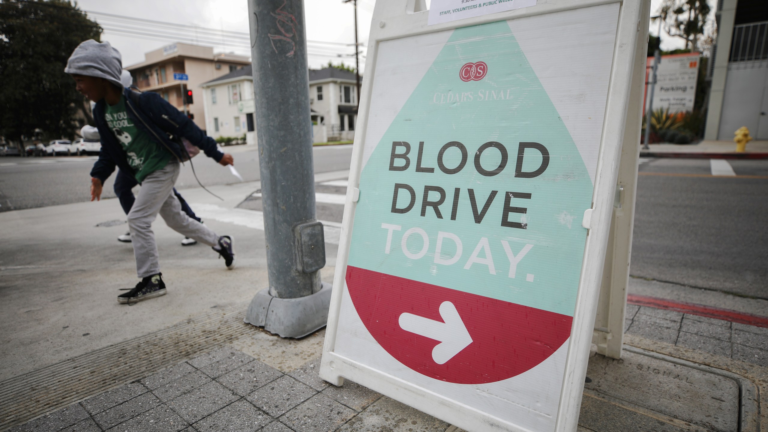 A sign advertises a blood drive being held in a blood mobile outside Cedars-Sinai Medical Center on March 19, 2020 in Los Angeles, California. (Photo by Mario Tama/Getty Images)