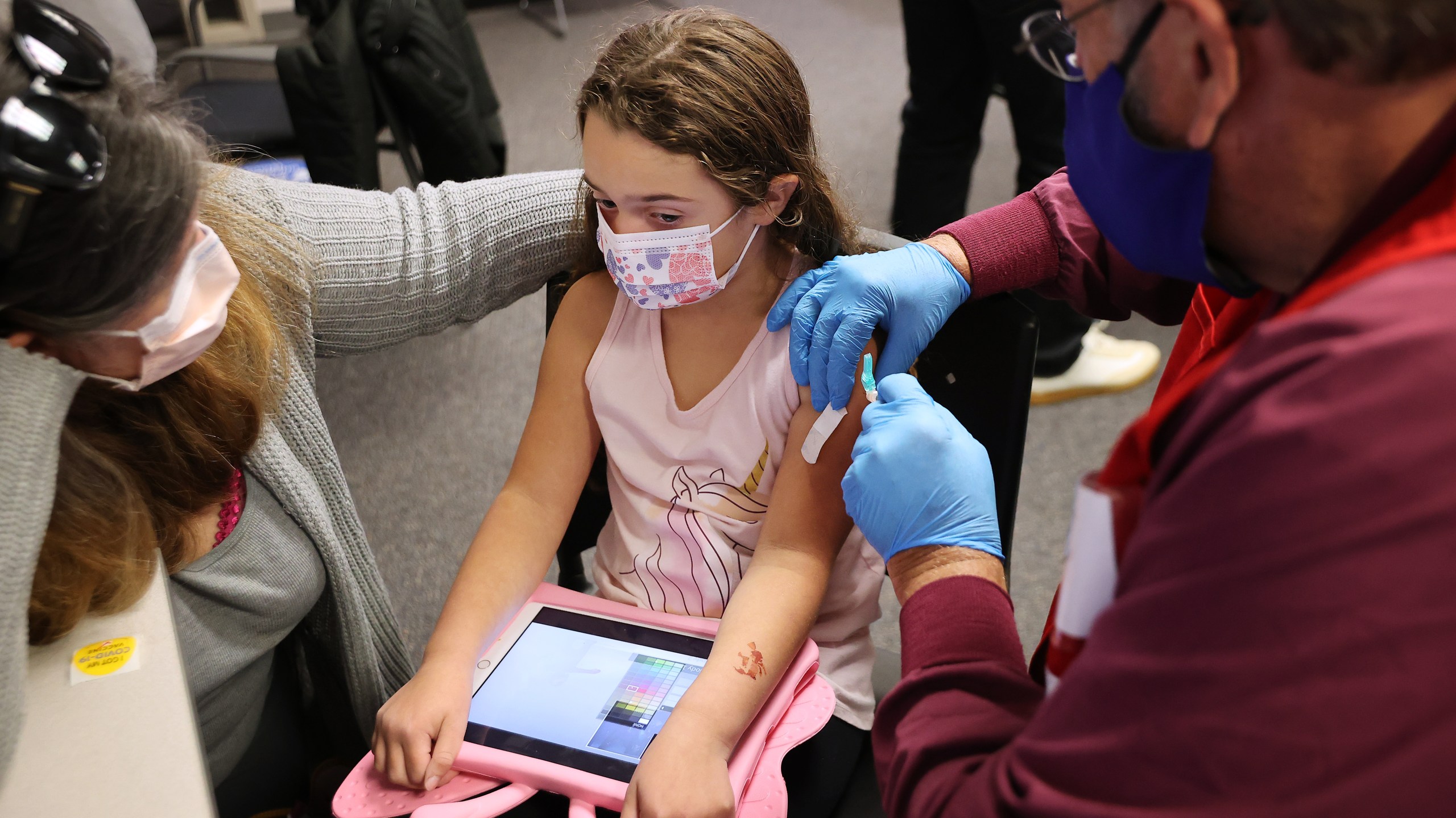 A child receives the Pfizer COVID-19 vaccination on Nov.4, 2021 in Annandale, Virginia. (Chip Somodevilla/Getty Images)