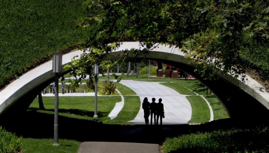 Students walk at UC Irvine, which is among the University of California campuses that are extending remote learning during the omicron surge. (Mark Boster/Los Angeles Times)