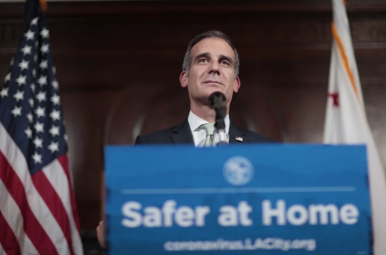 Mayor Eric Garcetti delivers a daily briefing on the pandemic from City Hall in 2020. (Robert Gauthier/Los Angeles Times)