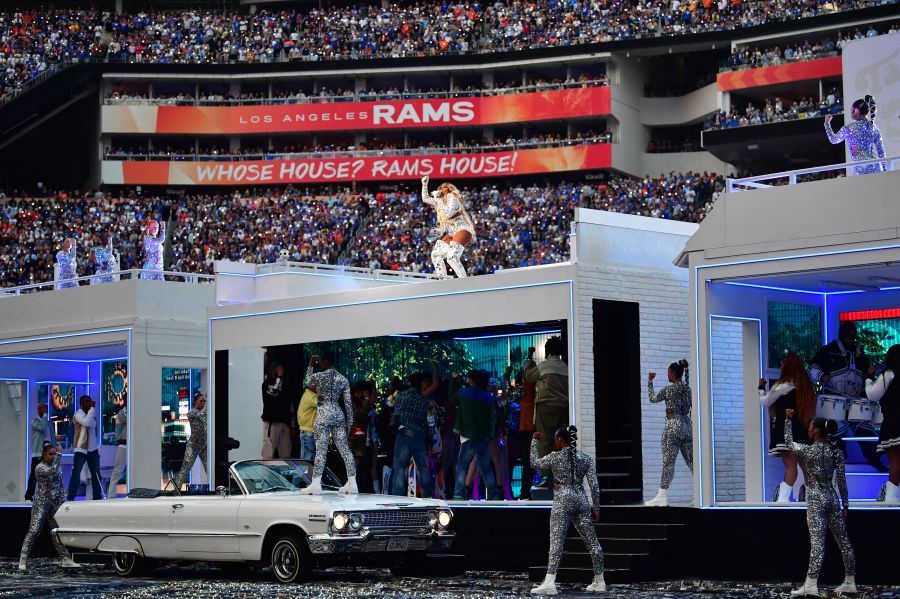 Mary J. Blige performs during the halftime show of Super Bowl LVI between the Los Angeles Rams and the Cincinnati Bengals at SoFi Stadium in Inglewood, on Feb. 13, 2022. (FREDERIC J. BROWN/AFP via Getty Images)