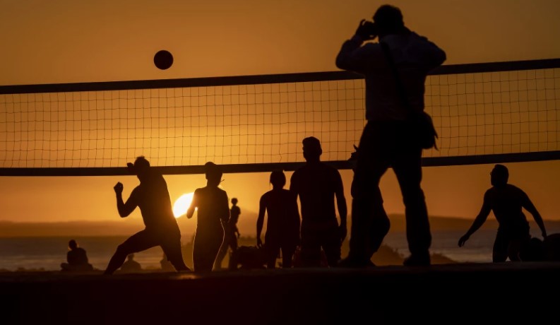 A beach volleyball game in Laguna Beach on Feb. 9, 2022. The National Weather service has declared a heat advisory through Sunday in parts of Southern California.(Gina Ferazzi/Los Angeles Times)