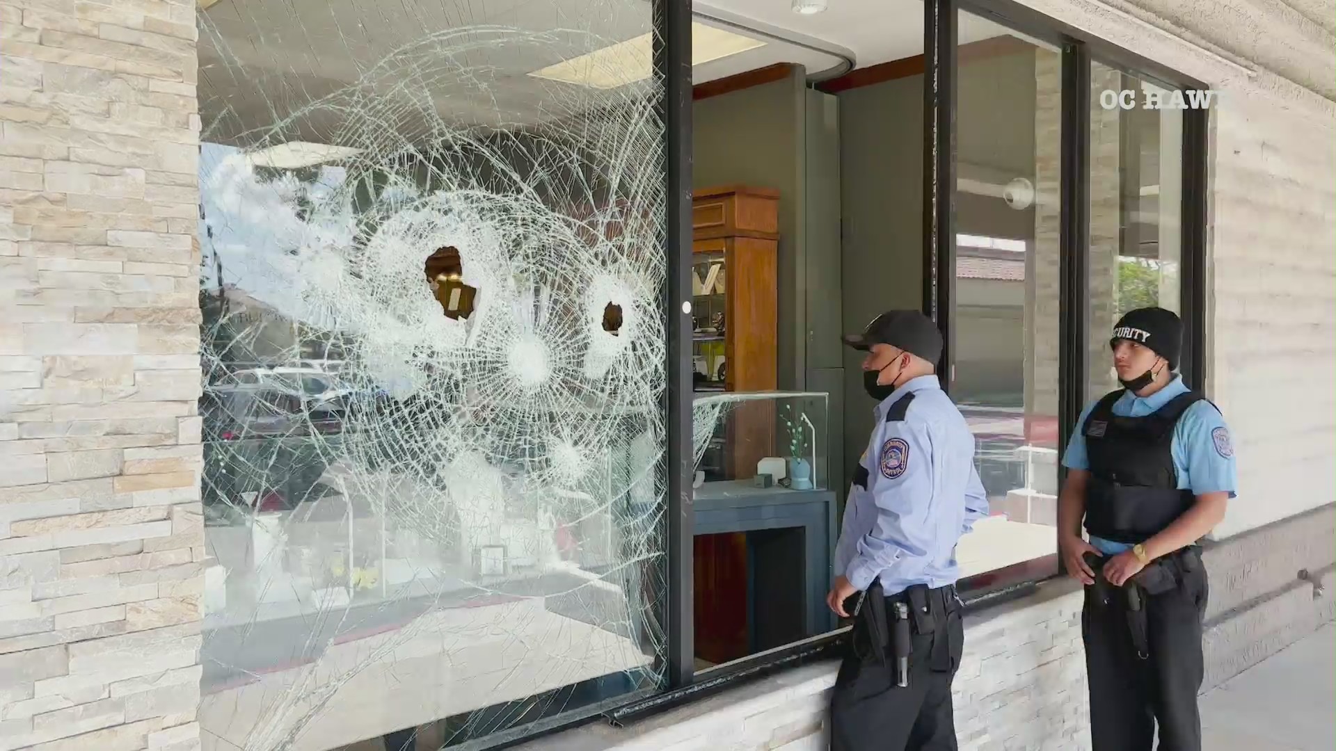 Smash-and-grab robbery at Paramount jewelry store on March 29, 2022. (OC Hawk)