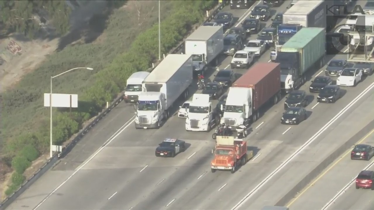 The westbound 91 Freeway was shut down by a crashed big rig leaking oil on May 6, 2022. (KTLA)