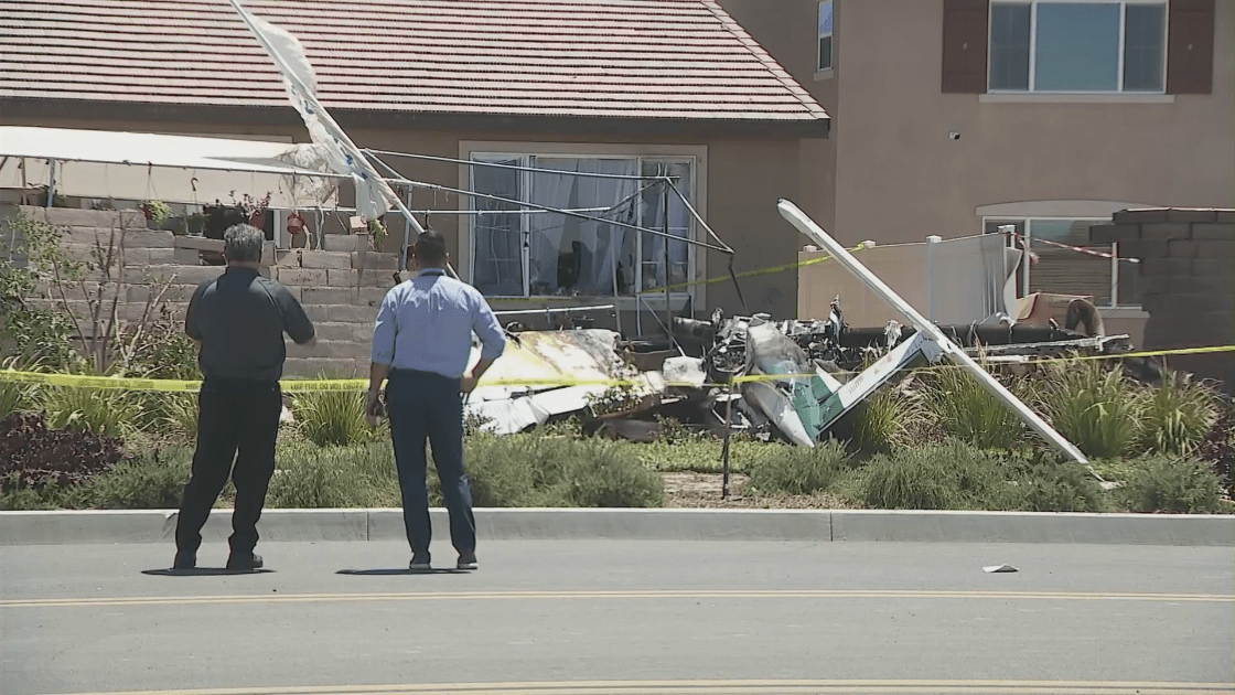 Authorities respond to a plane crash in Hemet on June 7, 2022. (KTLA)