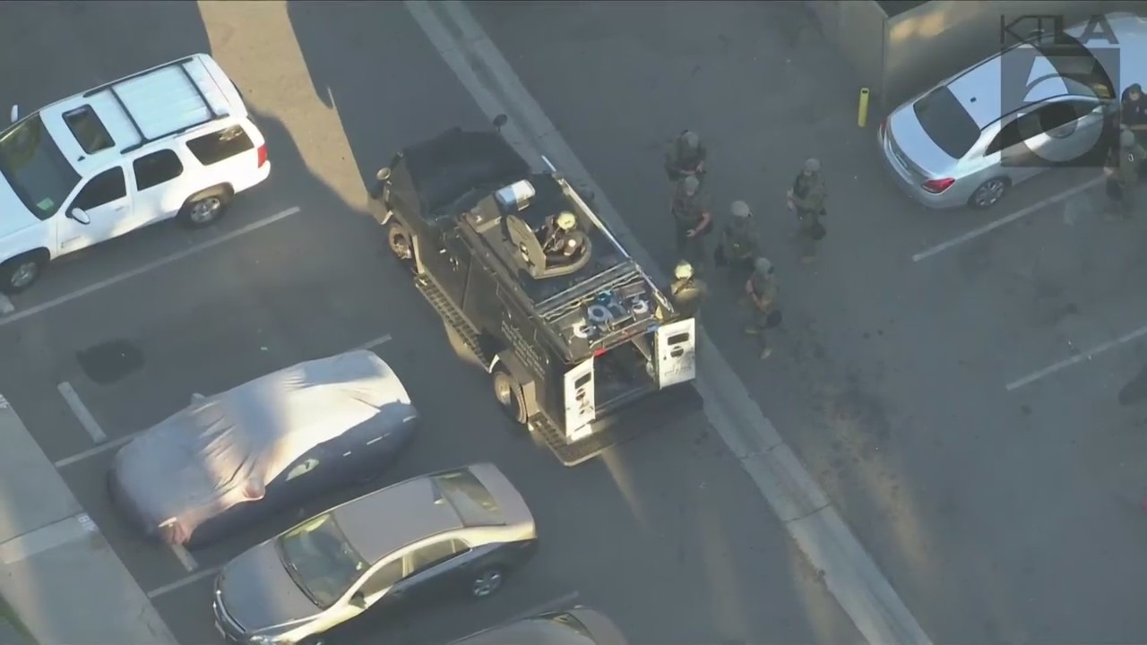 A SWAT team was on scene in Long Beach to help bring in a suspected shooter on Aug. 5, 2022. (KTLA)