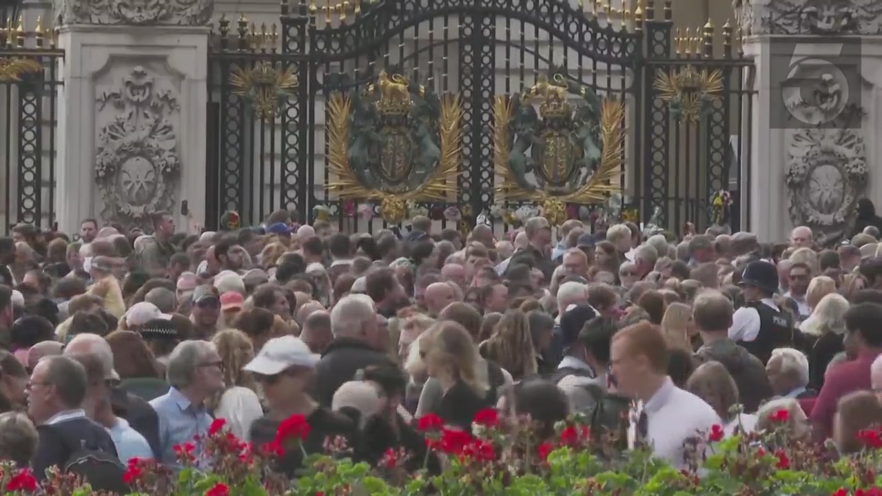 Mourners gather at Buckingham Palace