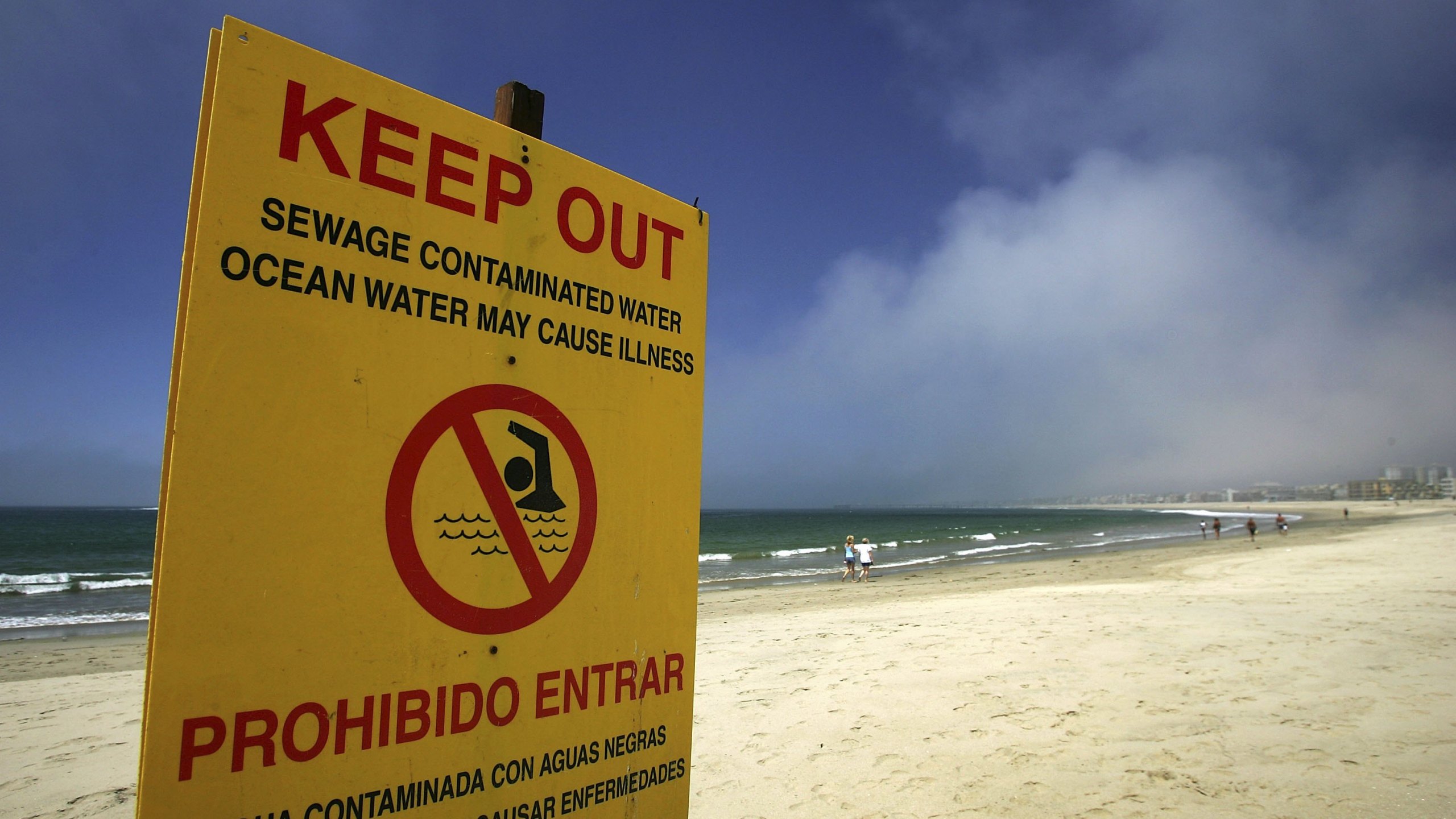 Warning signs posted on Aug. 9, 2006, directed bathers to keep out of the water after raw sewage spilled into Ballona Creek. (David McNew/Getty Images)