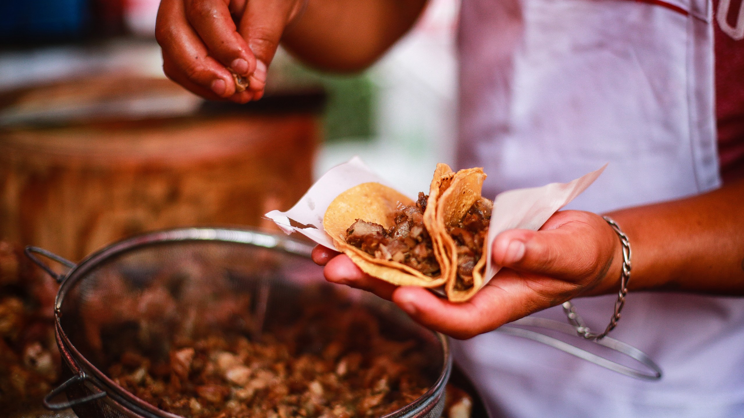 Heriberto prepares tacos in "El Jarocho" stand at Insurgentes Avenue on April 17, 2020 in Mexico City. (Manuel Velasquez/Getty Images)