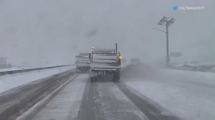 Heavy snowfall shuts down roads in the Grapevine as a winter storm batters Southern California. (KTLA)