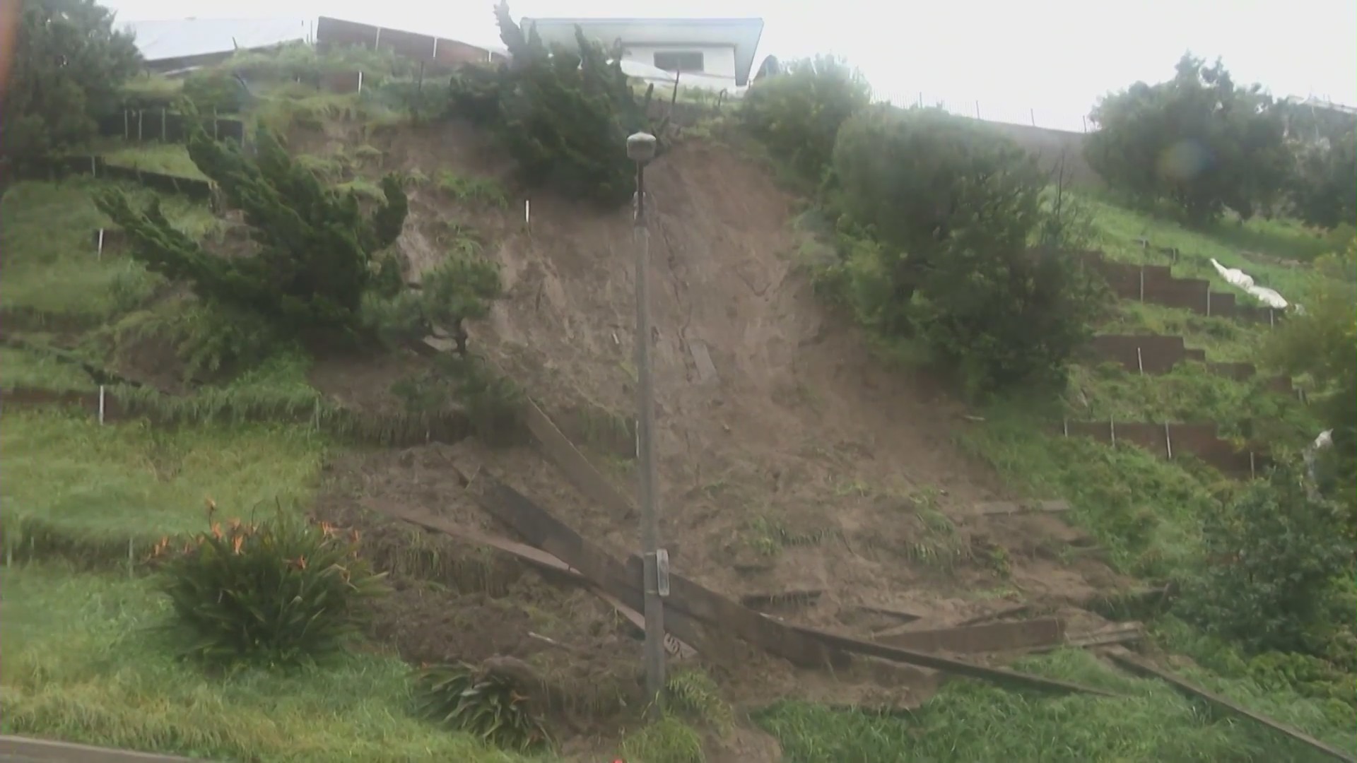 A home in Baldwin Hills seen precariously close to the edge of a ridge after heavy rains caused a mudslide Mar. 15, 2023 (KTLA).