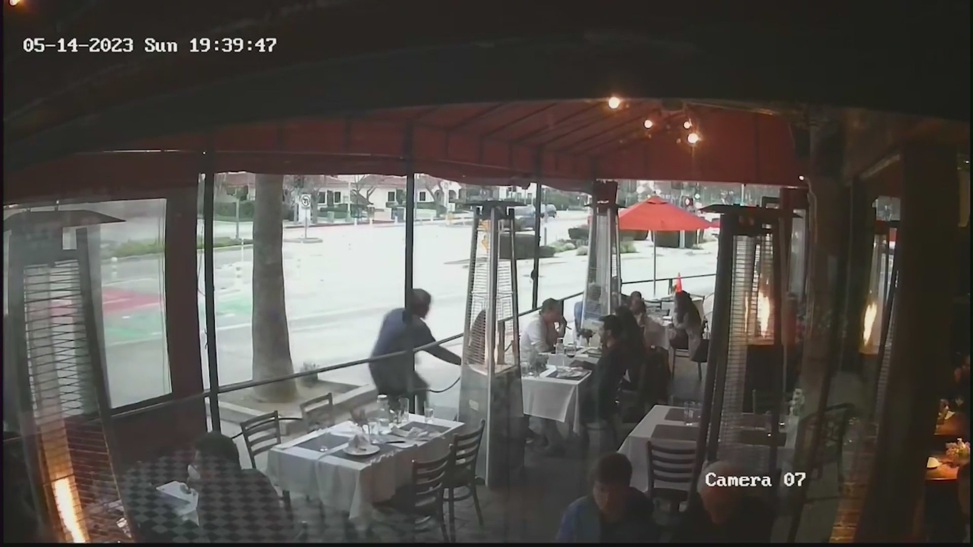 Video captured the moment a thief quickly snatches a woman's purse hanging on a dining chair at a Culver City restaurant on May 14, 2023. (Akasha)