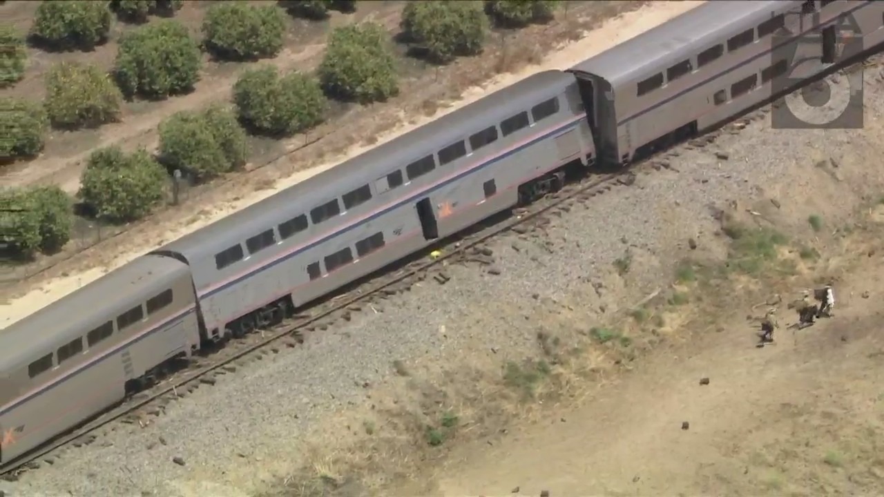 train derails in Moorpark