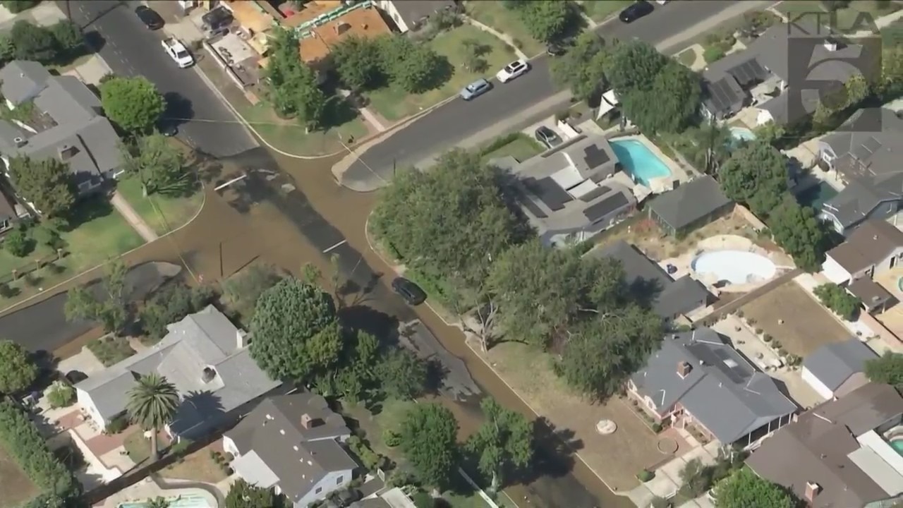 A massive water main break flooded a neighborhood in Sherman Oaks on July 28, 2023. (KTLA)