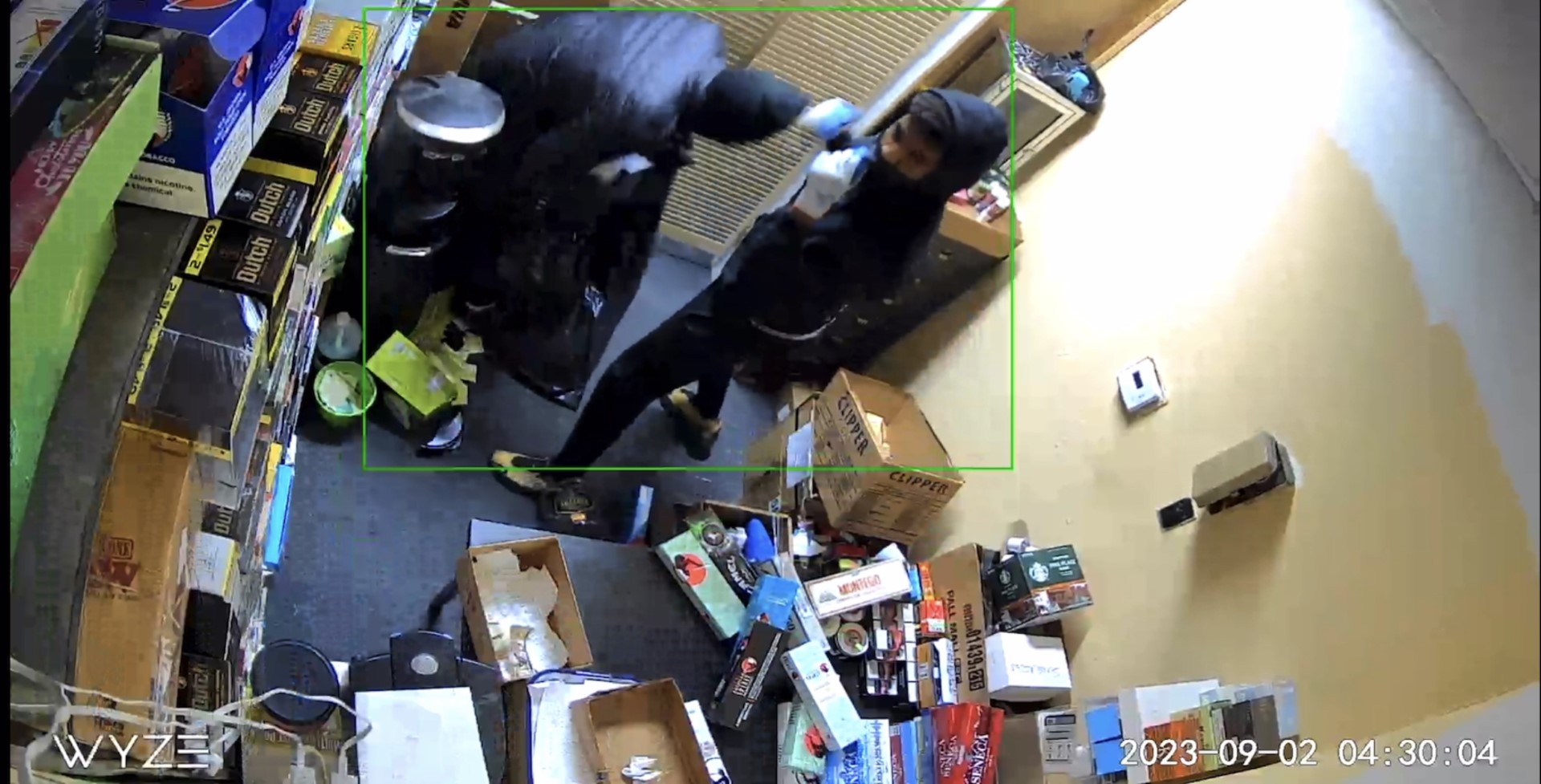 Video: 4 thieves ransack Highland Park business